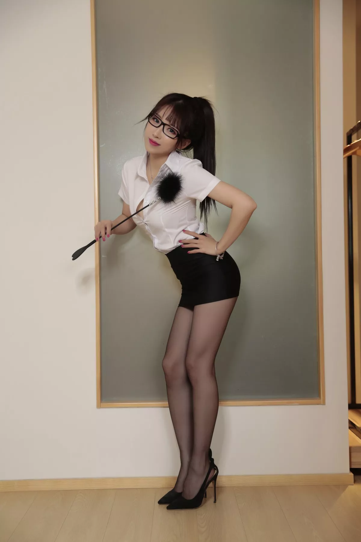 斗鱼主播小女巫露娜老师上课了主题白色短袖衬衫配黑短裙露黑丝裤袜诱惑写真50P