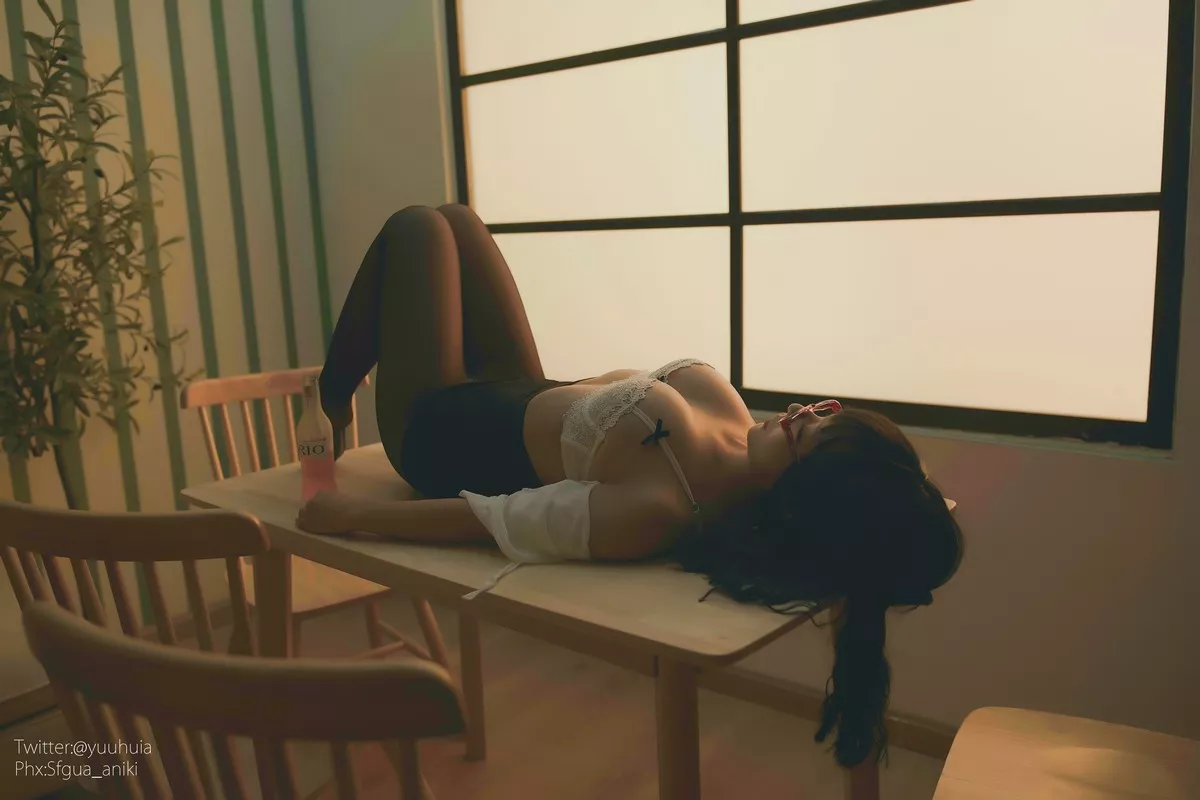 网络美女yuuhui玉汇宿醉主题私房白色短T配黑短裙半脱露白色蕾丝内衣诱惑写真88P