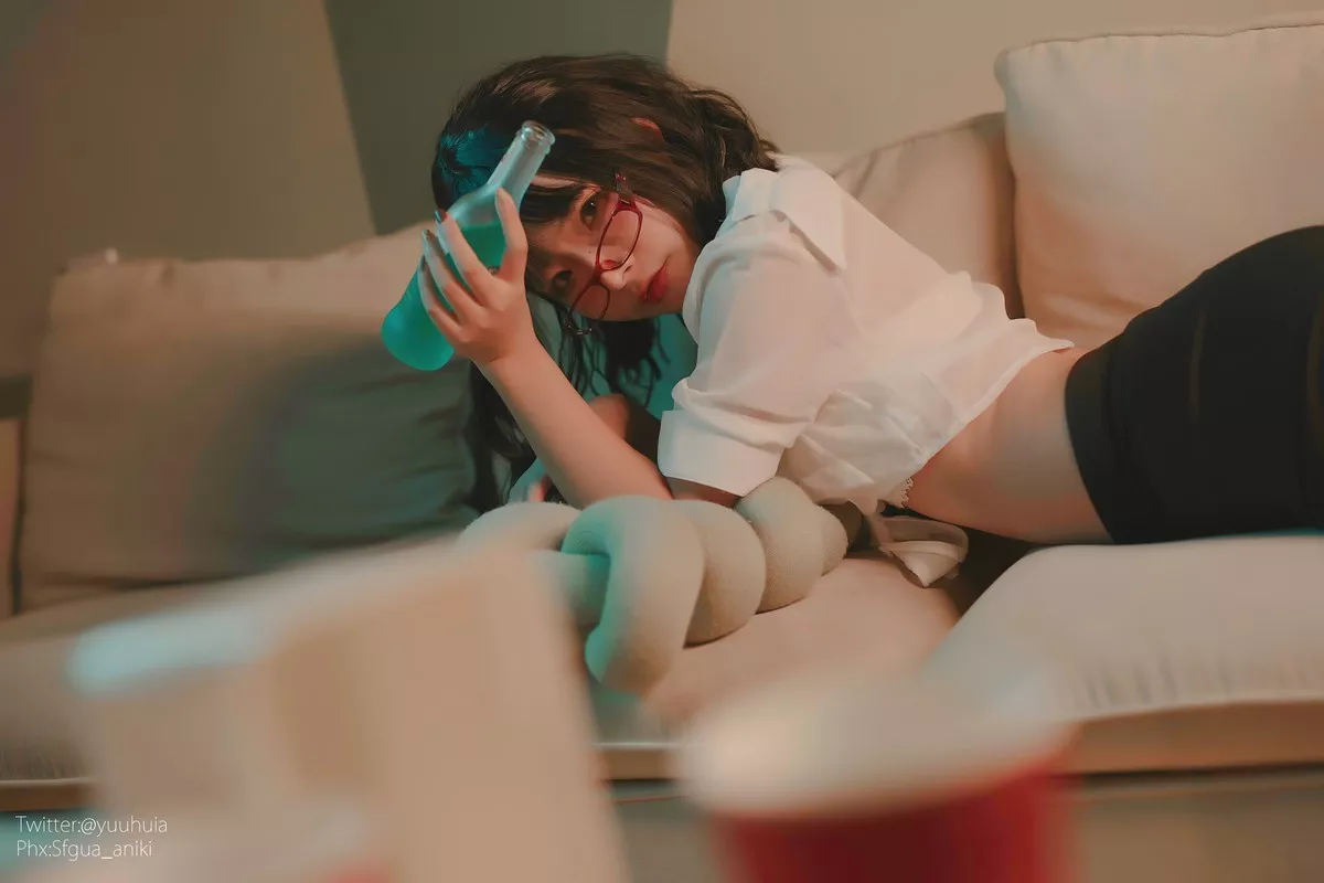 网络美女yuuhui玉汇宿醉主题私房白色短T配黑短裙半脱露白色蕾丝内衣诱惑写真88P
