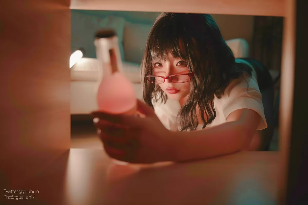 网络美女yuuhui玉汇宿醉主题私房白色短T配黑短裙半脱露白色蕾丝内衣诱惑写真88P