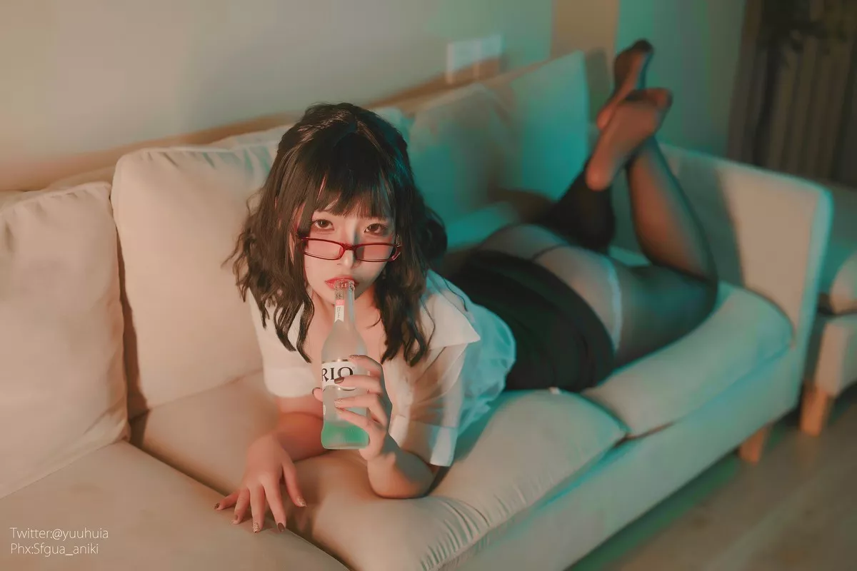 网络美女yuuhui玉汇宿醉主题私房白色短T配黑短裙半脱露白色蕾丝内衣诱惑写真88P