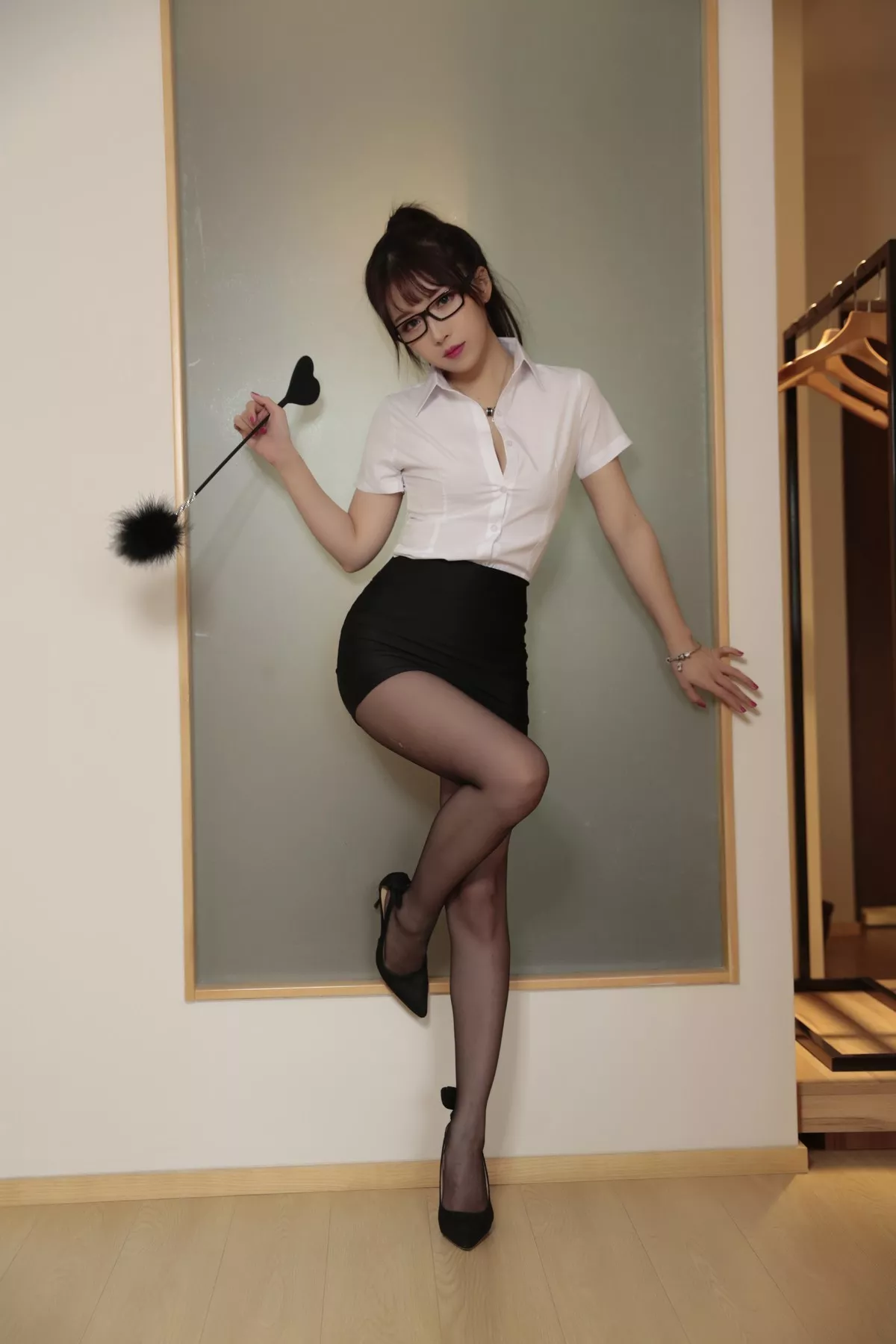 斗鱼主播小女巫露娜老师上课了主题白色短袖衬衫配黑短裙露黑丝裤袜诱惑写真50P