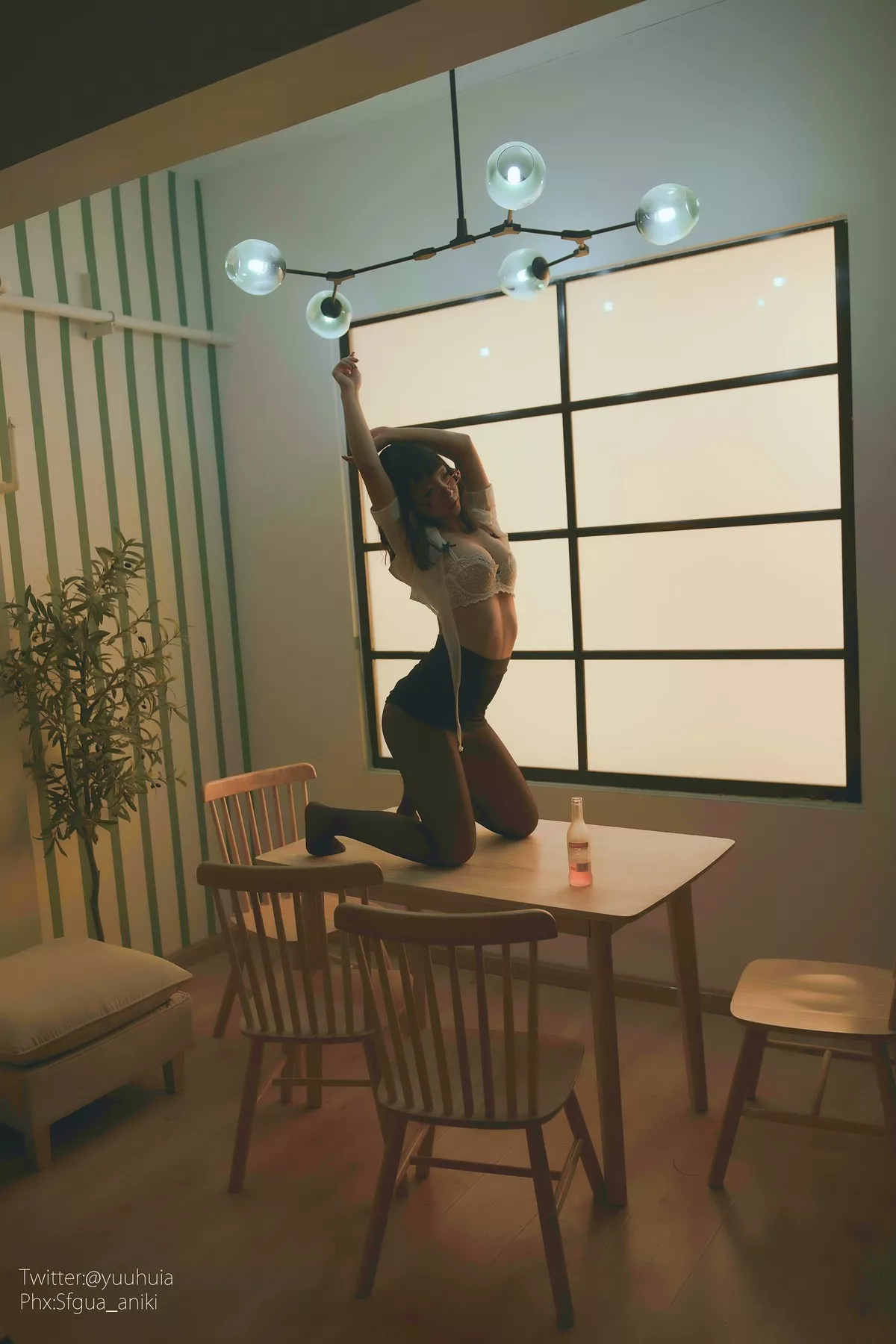网络美女yuuhui玉汇宿醉主题私房白色短T配黑短裙半脱露白色蕾丝内衣诱惑写真88P