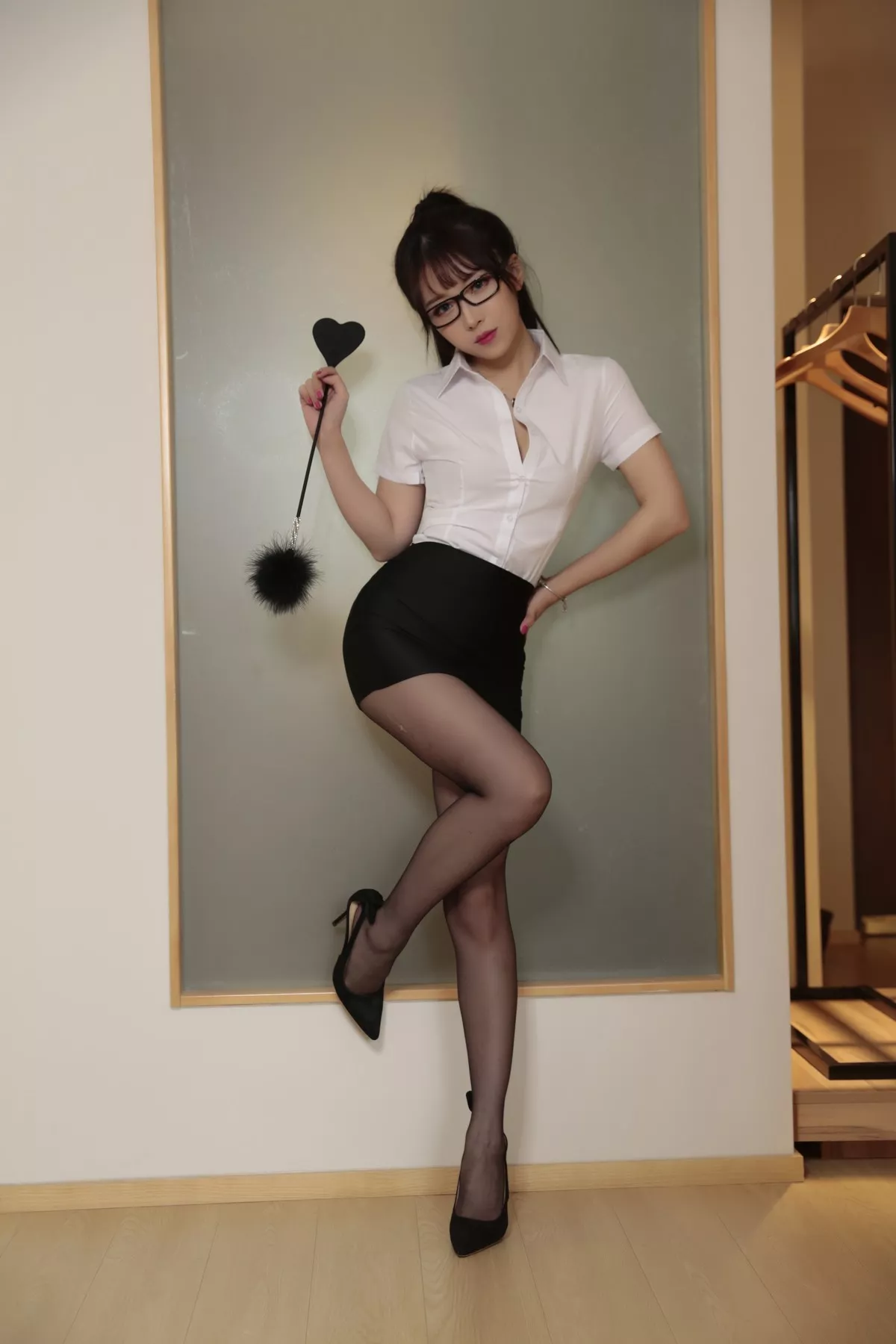 斗鱼主播小女巫露娜老师上课了主题白色短袖衬衫配黑短裙露黑丝裤袜诱惑写真50P