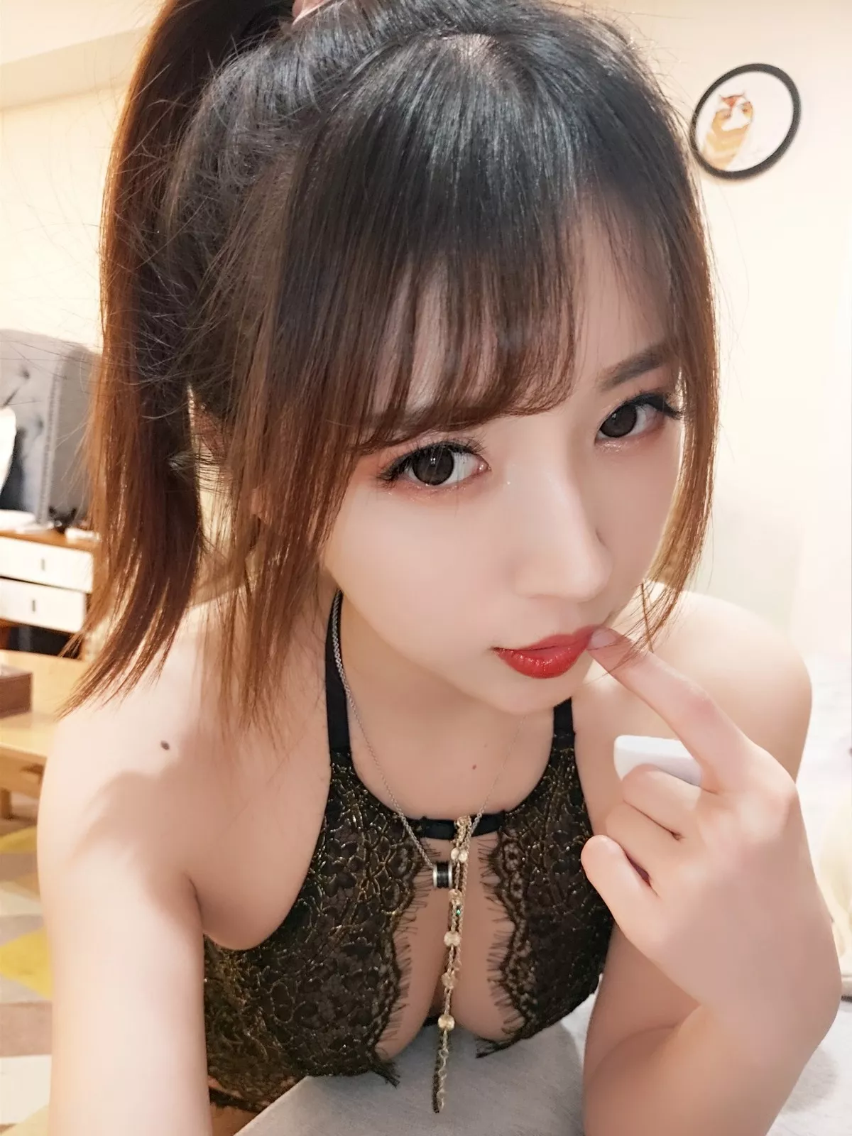 斗鱼主播小女巫露娜蕾丝亮钻黑色长筒主题私房性感黑色蕾丝内衣迷人诱惑写真40P