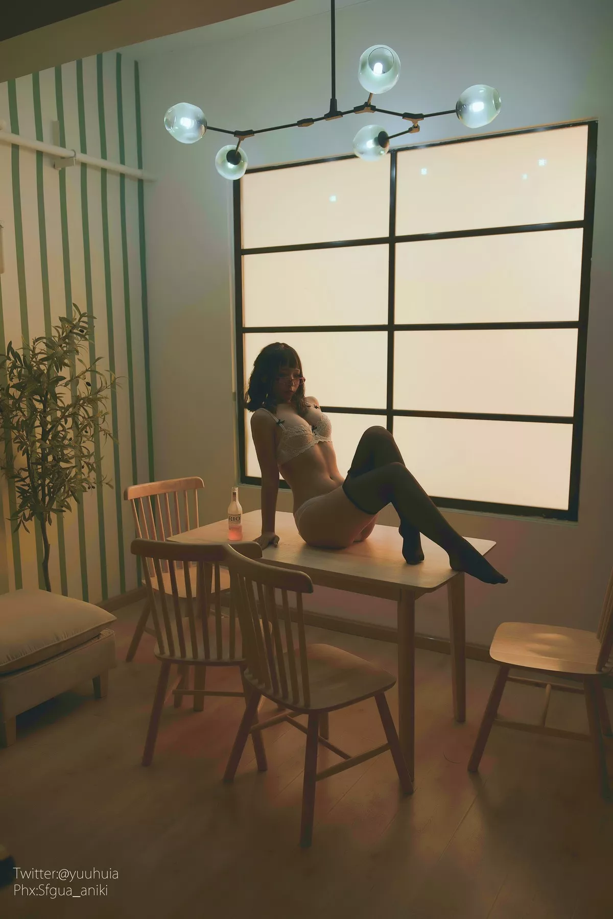 网络美女yuuhui玉汇宿醉主题私房白色短T配黑短裙半脱露白色蕾丝内衣诱惑写真88P