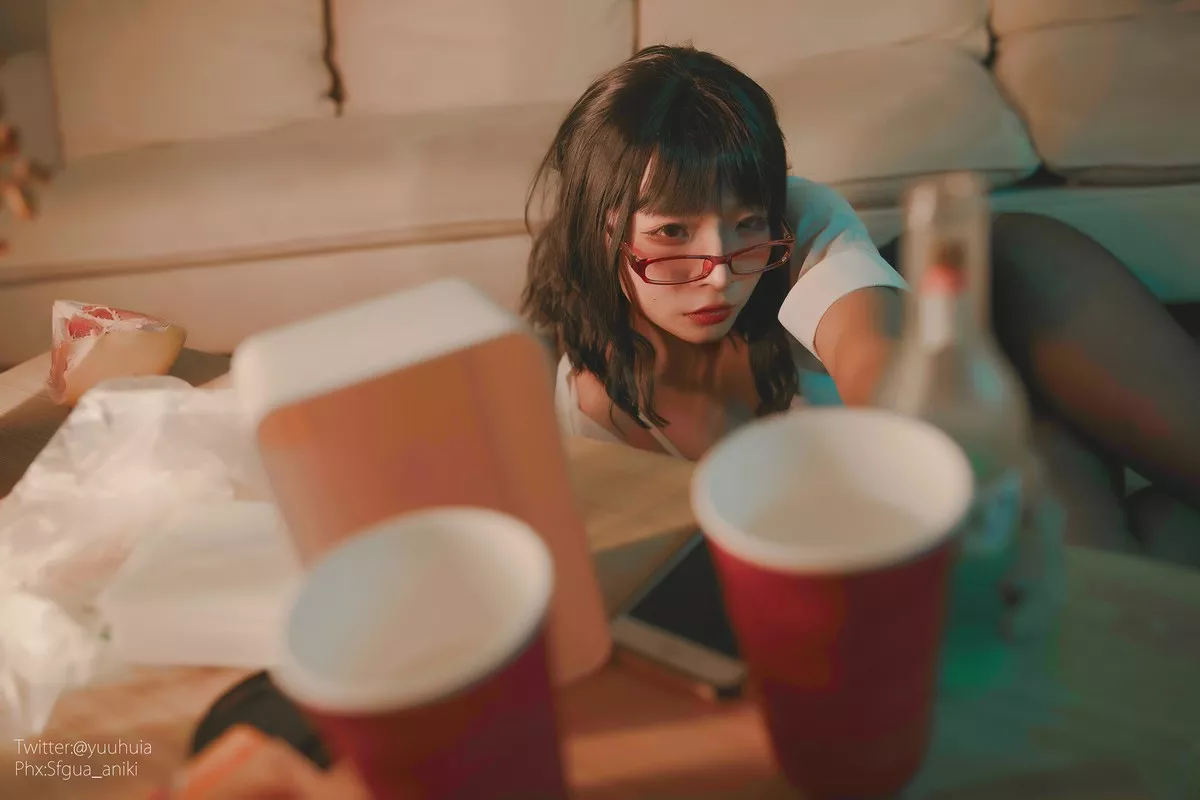 网络美女yuuhui玉汇宿醉主题私房白色短T配黑短裙半脱露白色蕾丝内衣诱惑写真88P