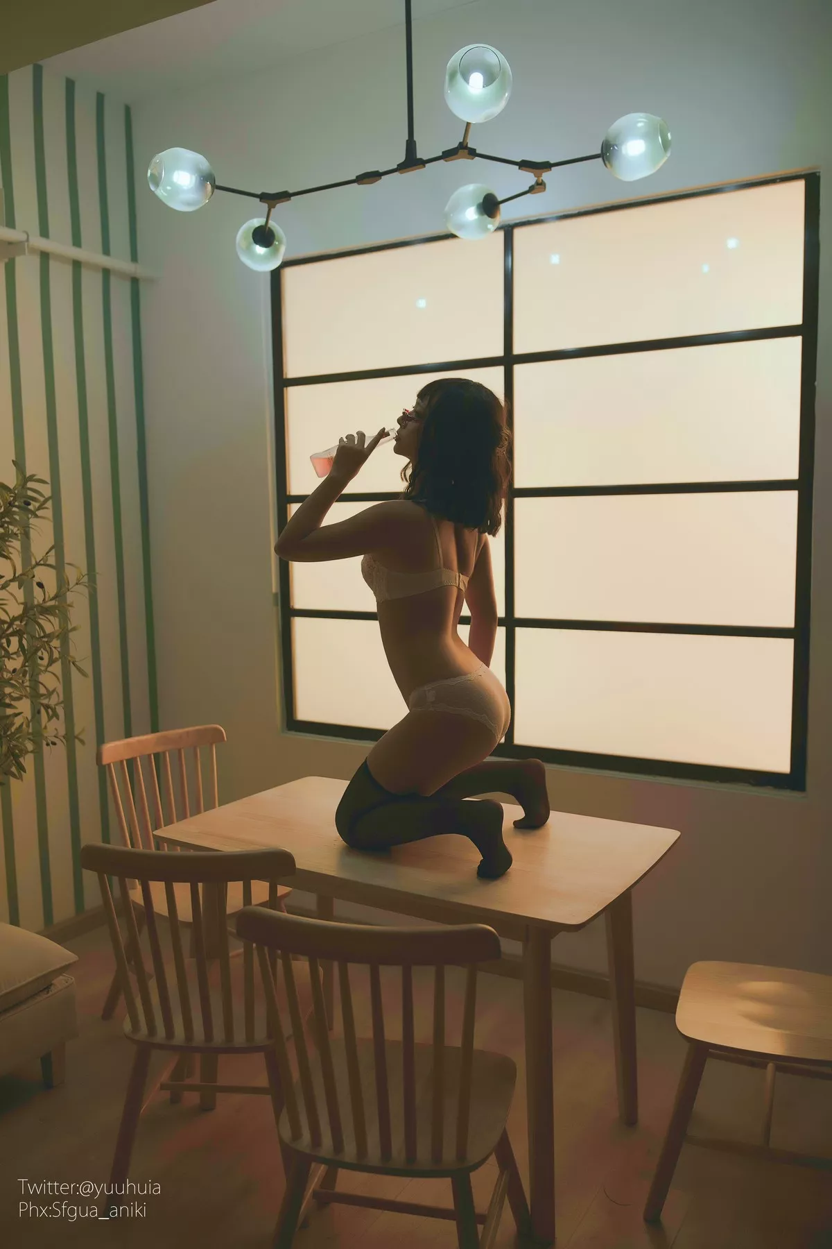 网络美女yuuhui玉汇宿醉主题私房白色短T配黑短裙半脱露白色蕾丝内衣诱惑写真88P