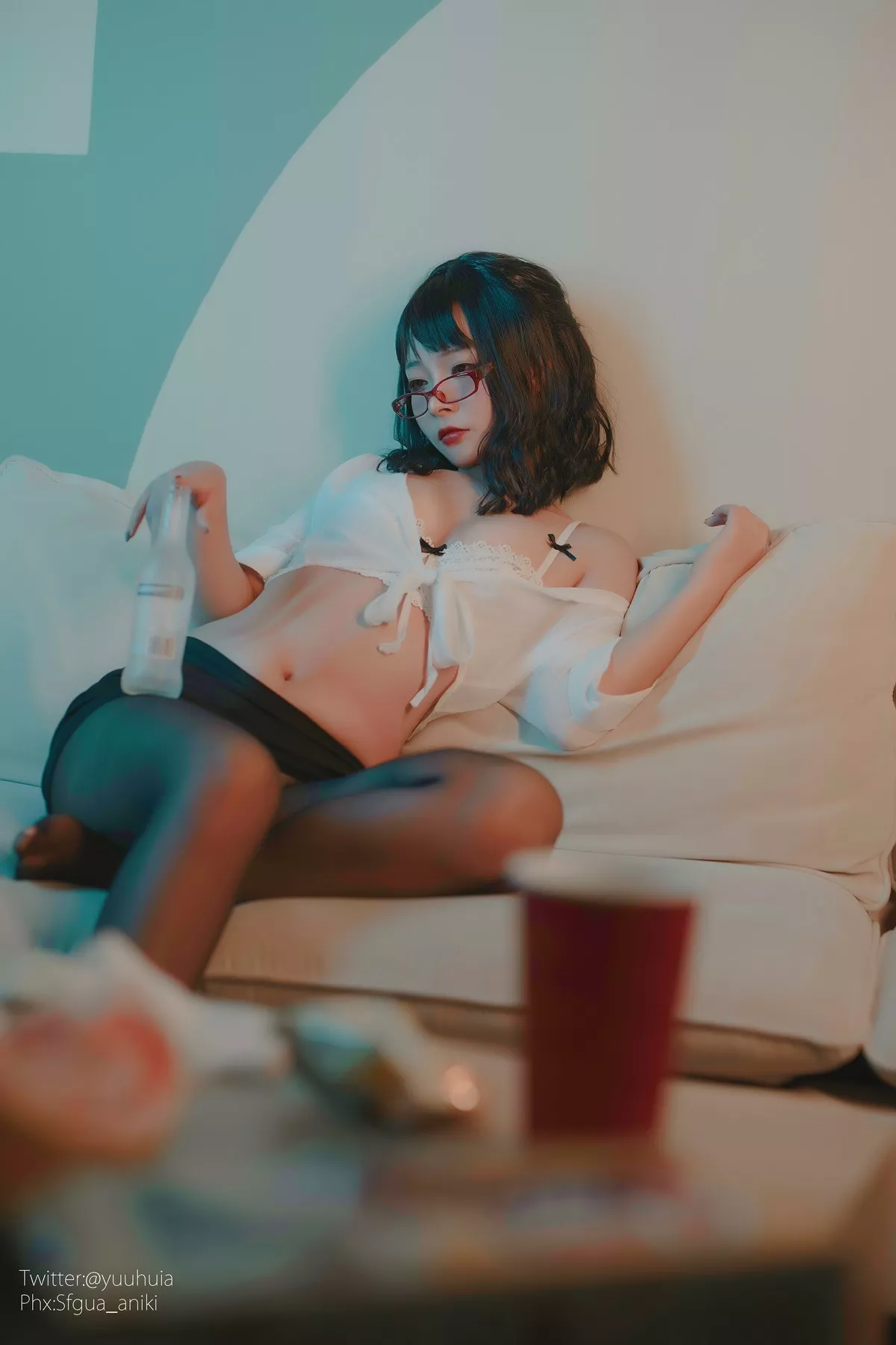 网络美女yuuhui玉汇宿醉主题私房白色短T配黑短裙半脱露白色蕾丝内衣诱惑写真88P