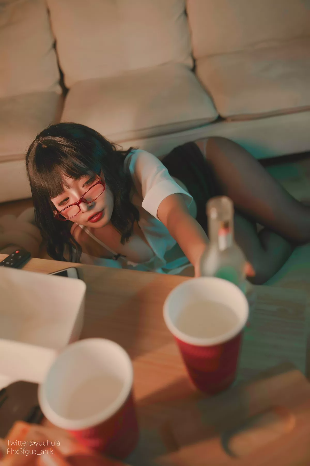 网络美女yuuhui玉汇宿醉主题私房白色短T配黑短裙半脱露白色蕾丝内衣诱惑写真88P