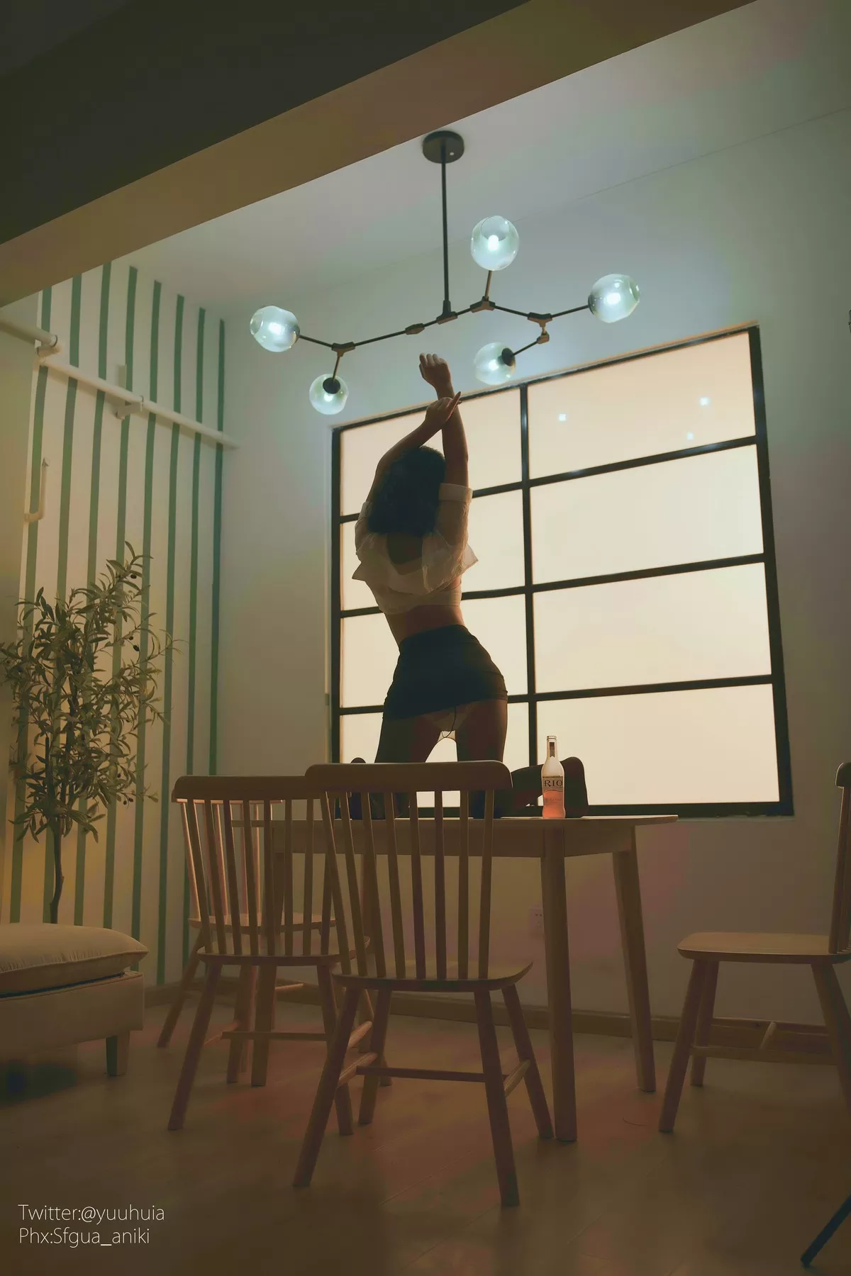网络美女yuuhui玉汇宿醉主题私房白色短T配黑短裙半脱露白色蕾丝内衣诱惑写真88P