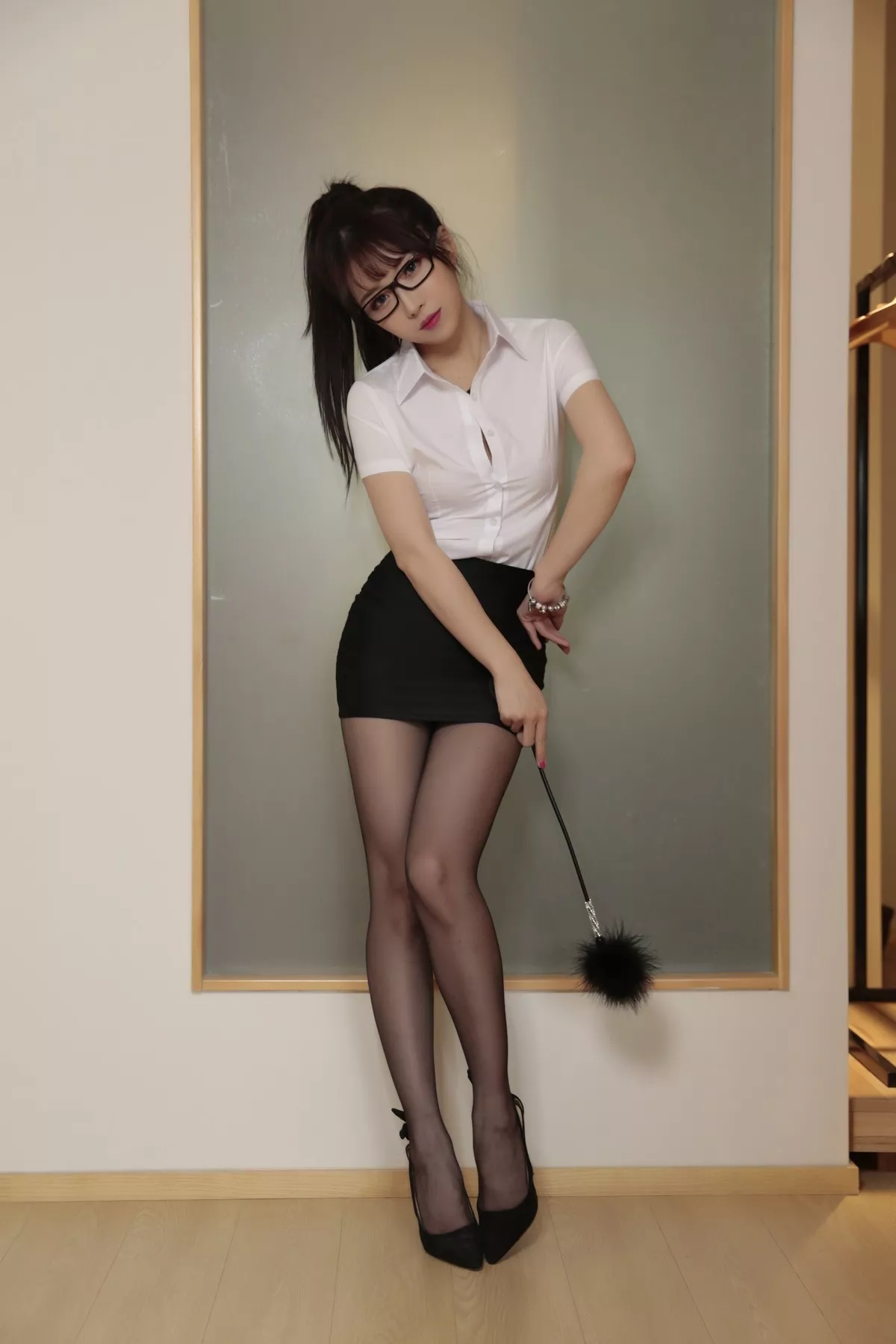 斗鱼主播小女巫露娜老师上课了主题白色短袖衬衫配黑短裙露黑丝裤袜诱惑写真50P