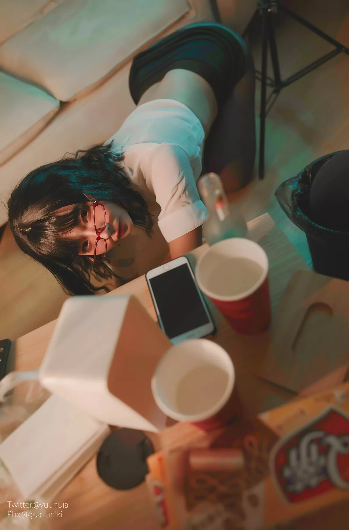 网络美女yuuhui玉汇宿醉主题私房白色短T配黑短裙半脱露白色蕾丝内衣诱惑写真88P