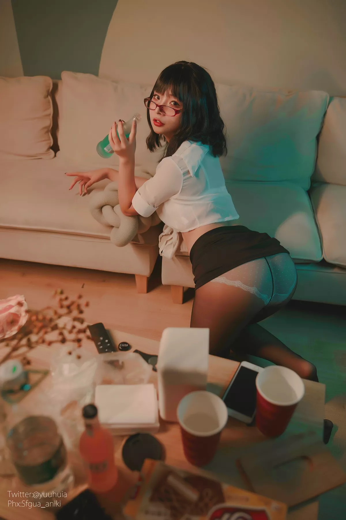 网络美女yuuhui玉汇宿醉主题私房白色短T配黑短裙半脱露白色蕾丝内衣诱惑写真88P