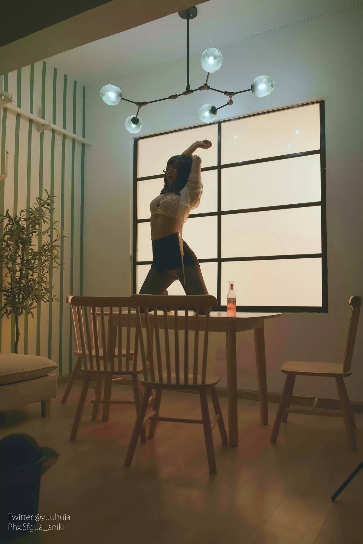 网络美女yuuhui玉汇宿醉主题私房白色短T配黑短裙半脱露白色蕾丝内衣诱惑写真88P