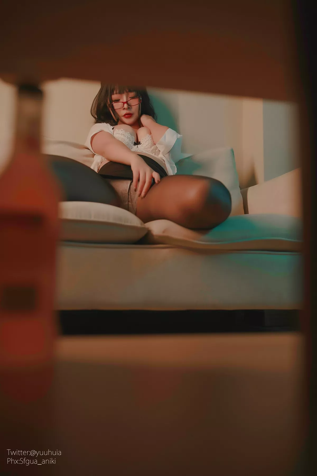 网络美女yuuhui玉汇宿醉主题私房白色短T配黑短裙半脱露白色蕾丝内衣诱惑写真88P