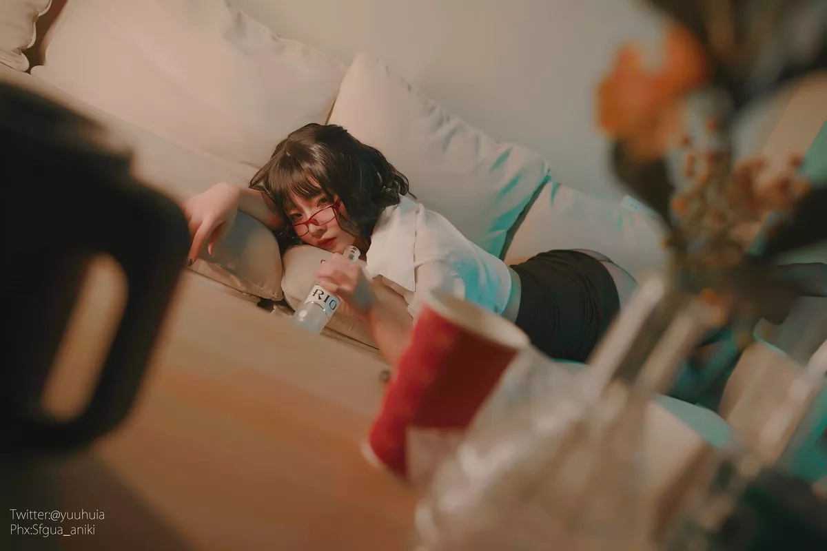 网络美女yuuhui玉汇宿醉主题私房白色短T配黑短裙半脱露白色蕾丝内衣诱惑写真88P