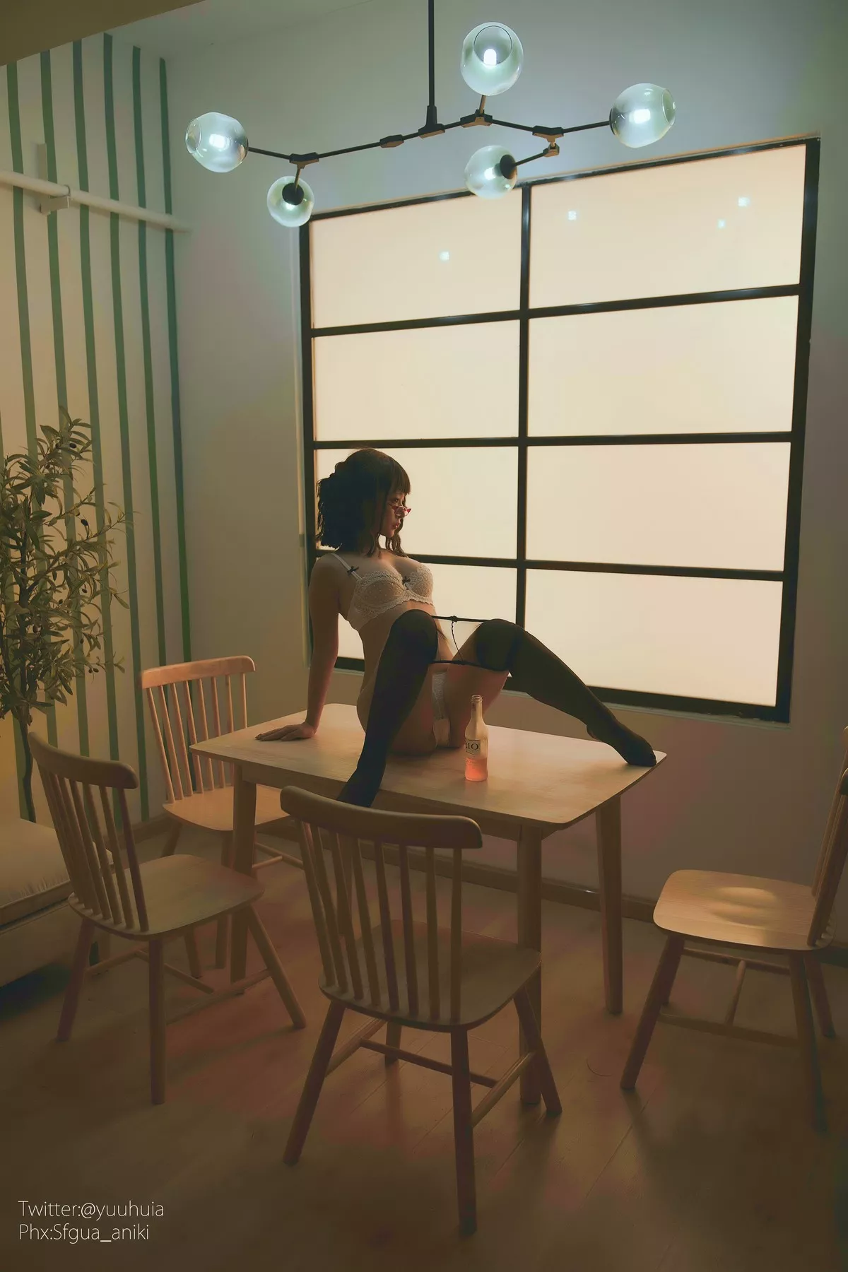 网络美女yuuhui玉汇宿醉主题私房白色短T配黑短裙半脱露白色蕾丝内衣诱惑写真88P