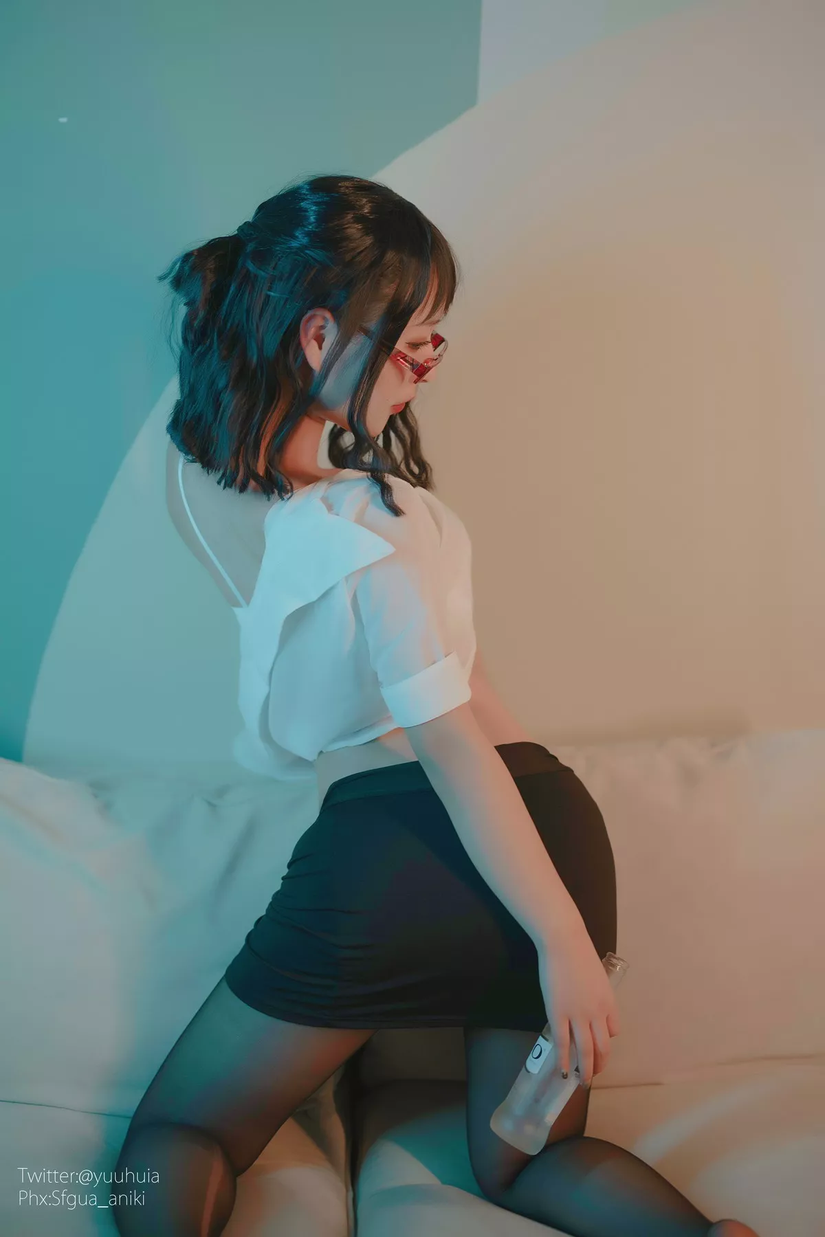 网络美女yuuhui玉汇宿醉主题私房白色短T配黑短裙半脱露白色蕾丝内衣诱惑写真88P