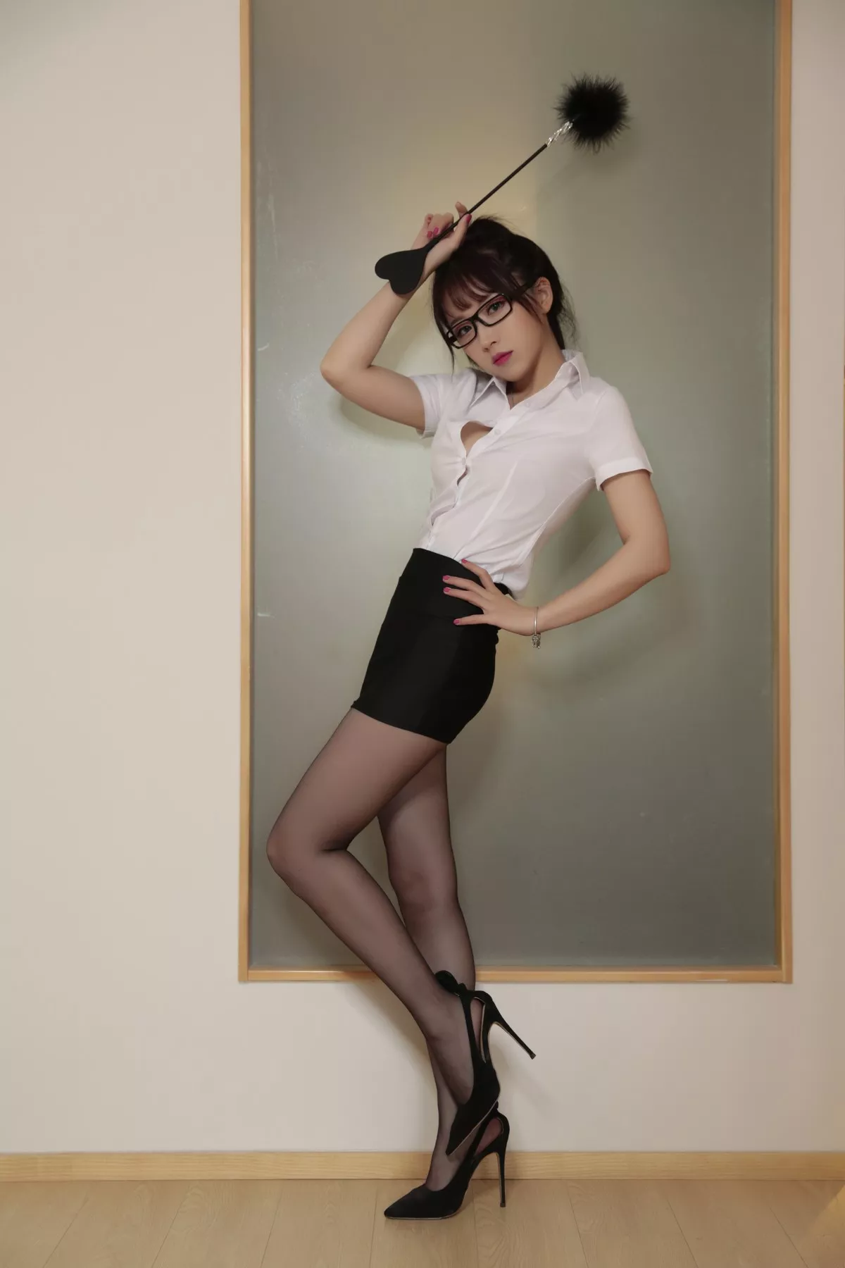 斗鱼主播小女巫露娜老师上课了主题白色短袖衬衫配黑短裙露黑丝裤袜诱惑写真50P
