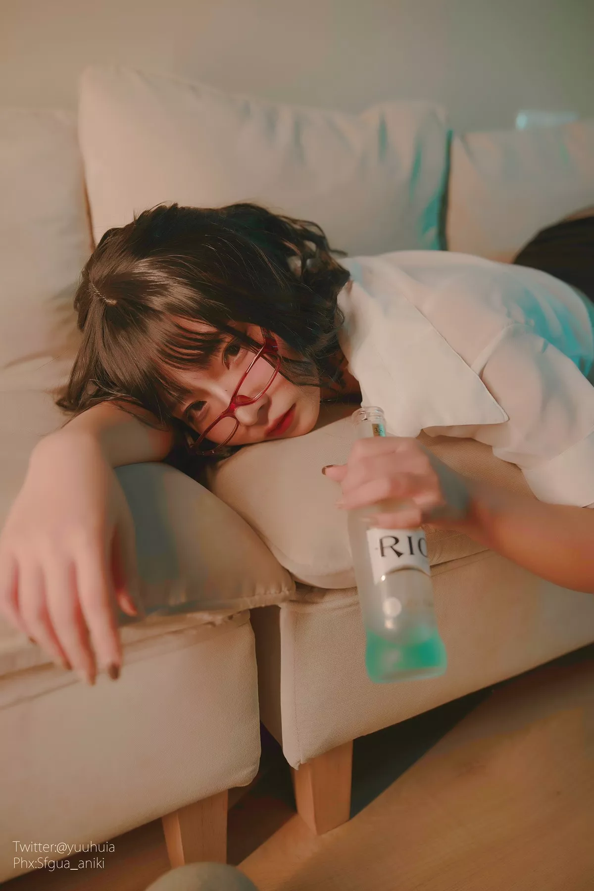 网络美女yuuhui玉汇宿醉主题私房白色短T配黑短裙半脱露白色蕾丝内衣诱惑写真88P