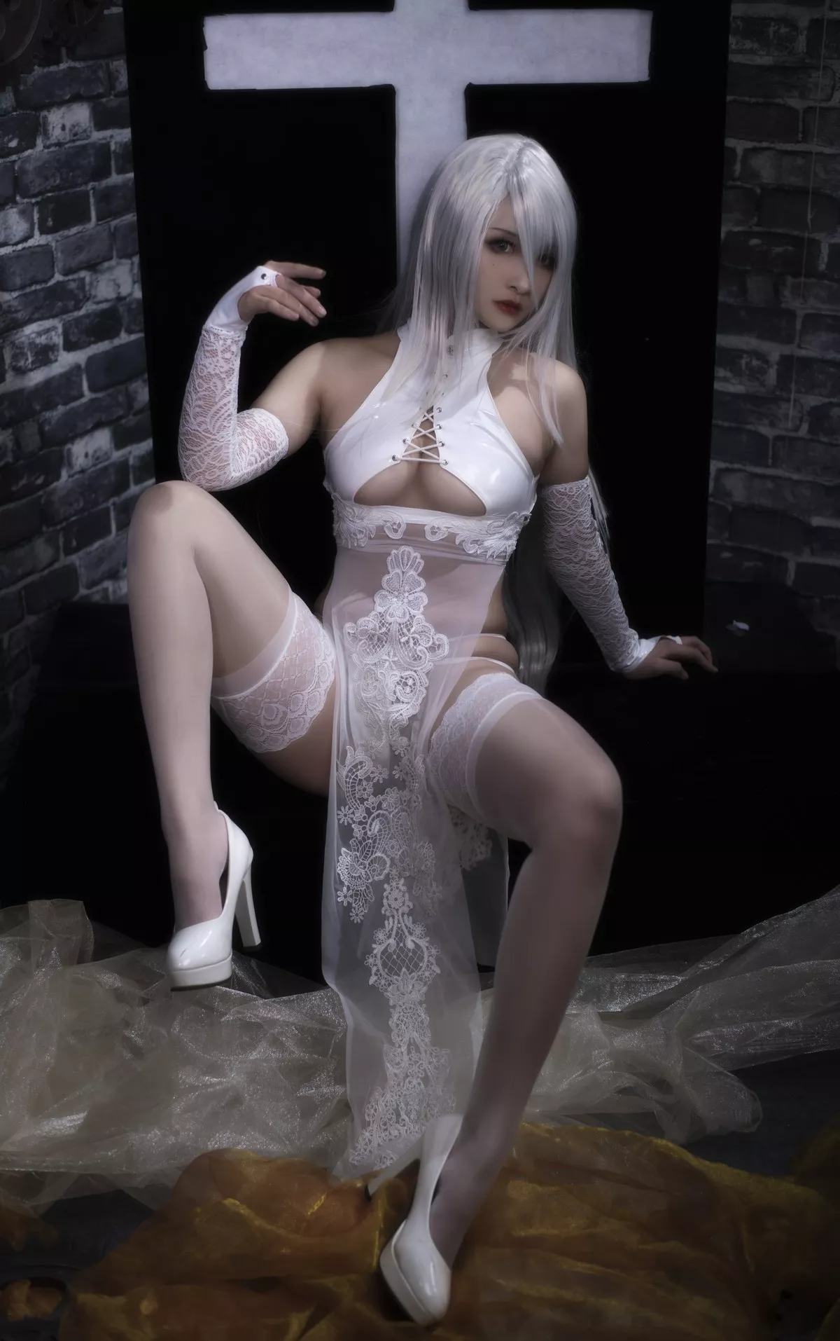动漫博主洛璃LoLiSAMA尼尔A2白色靡烟旗袍主题薄透旗袍秀豪乳翘臀诱惑写真47P
