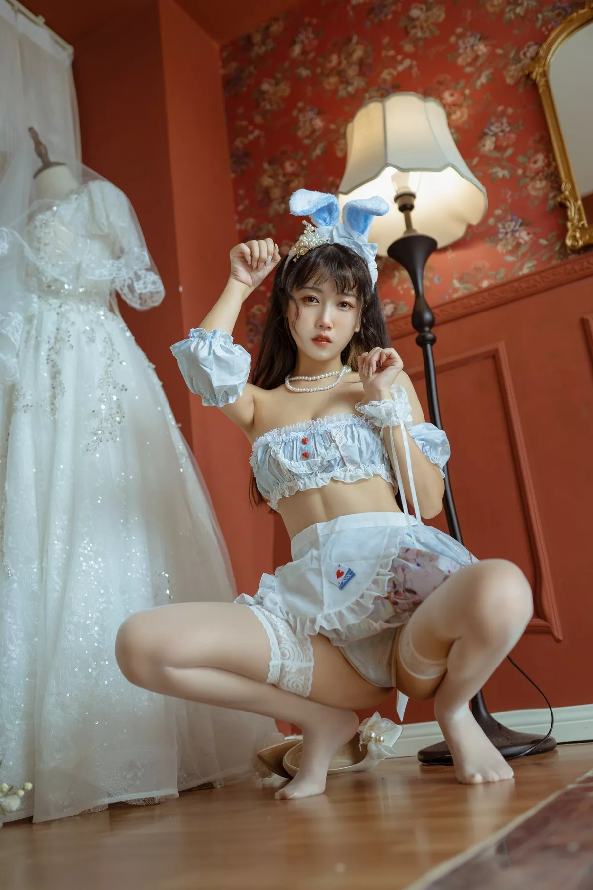 人气Coser不呆猫兔子女友主题私房白色薄纱露性感内衣配白色蕾丝袜诱惑写真55P