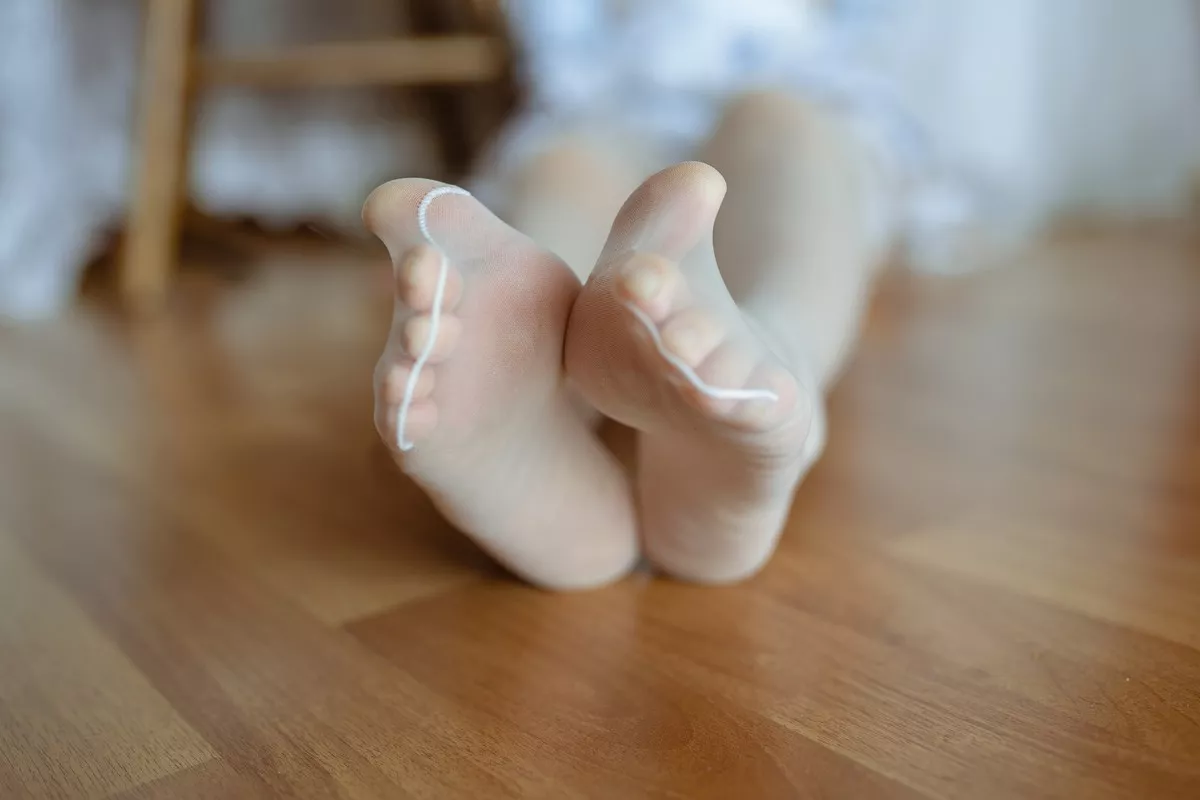 人气Coser不呆猫兔子女友主题私房白色薄纱露性感内衣配白色蕾丝袜诱惑写真55P