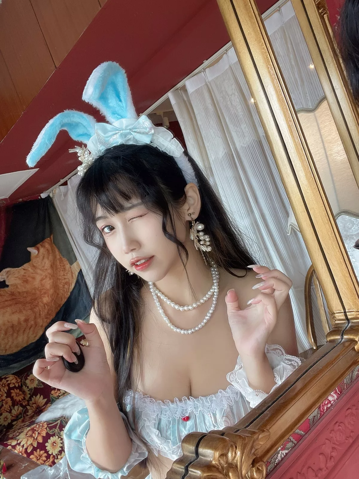 人气Coser不呆猫兔子女友主题私房白色薄纱露性感内衣配白色蕾丝袜诱惑写真55P
