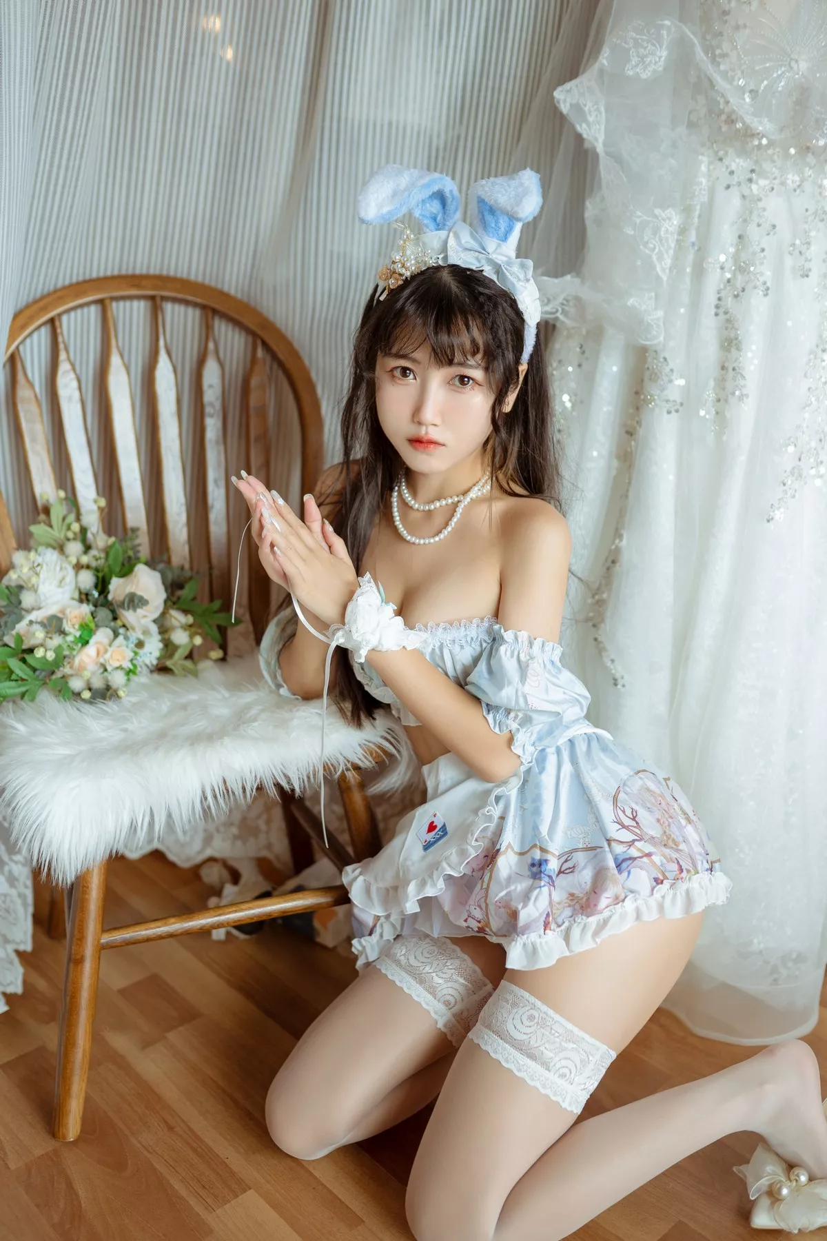 人气Coser不呆猫兔子女友主题私房白色薄纱露性感内衣配白色蕾丝袜诱惑写真55P