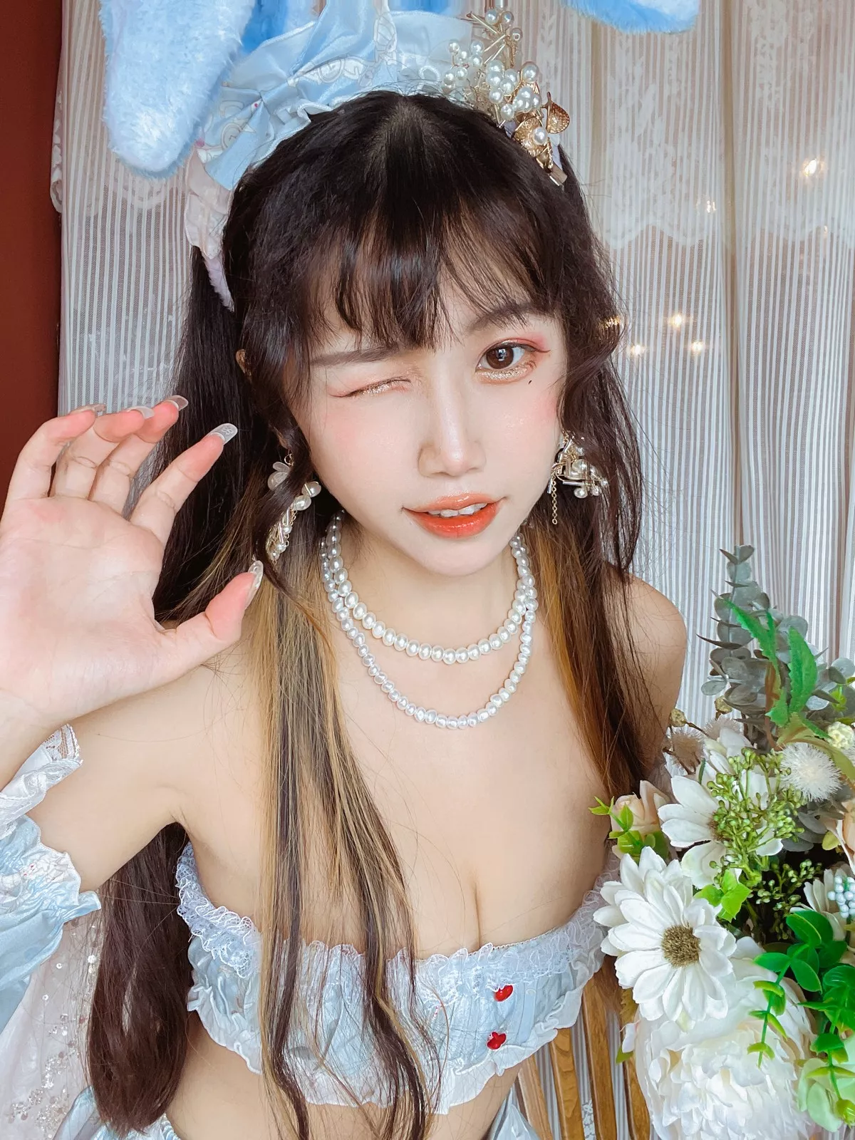 人气Coser不呆猫兔子女友主题私房白色薄纱露性感内衣配白色蕾丝袜诱惑写真55P