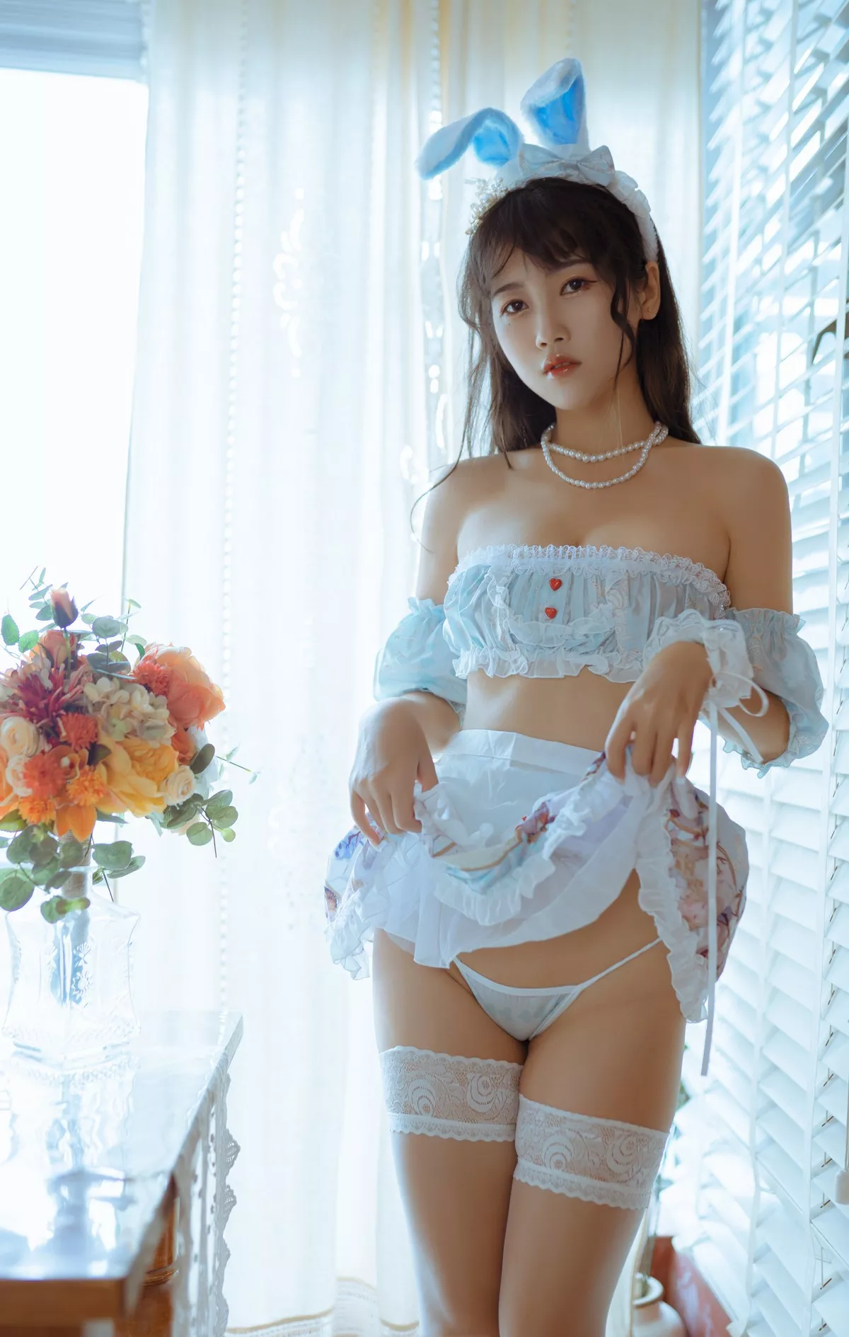 人气Coser不呆猫兔子女友主题私房白色薄纱露性感内衣配白色蕾丝袜诱惑写真55P