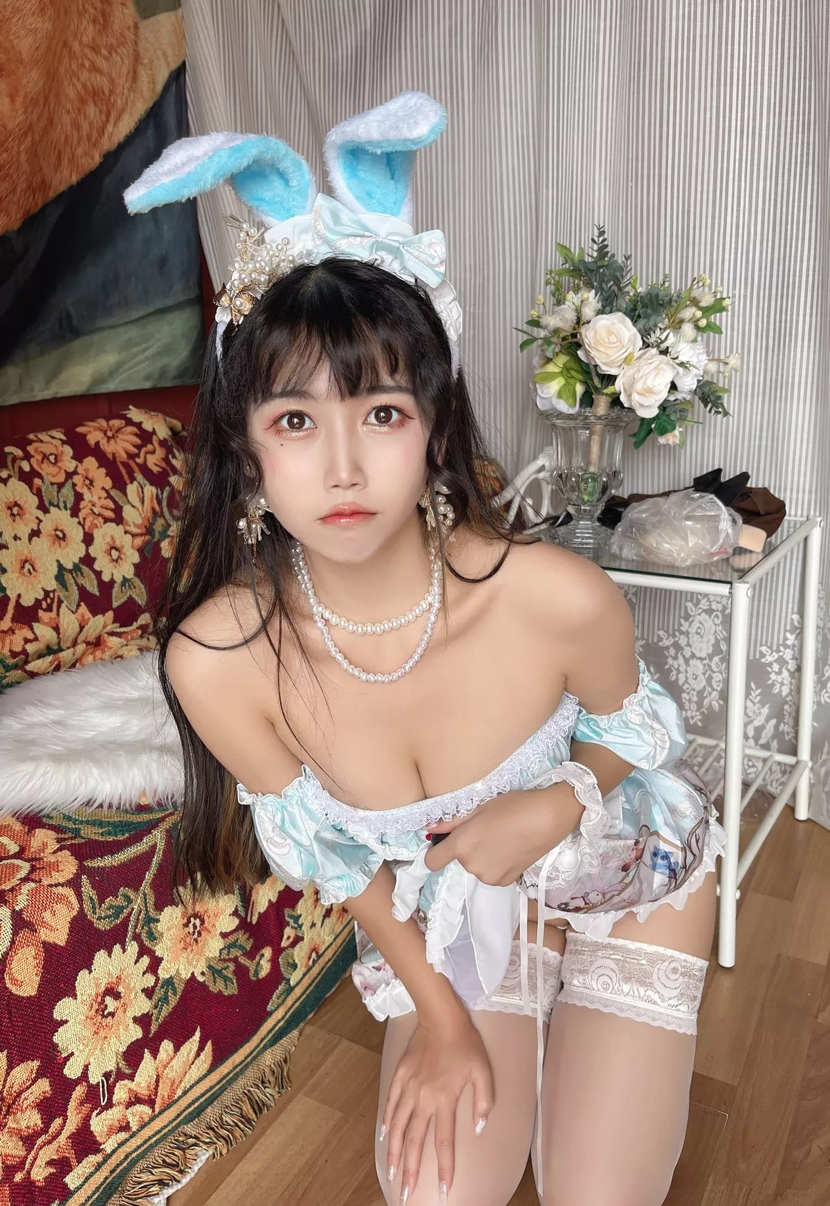 人气Coser不呆猫兔子女友主题私房白色薄纱露性感内衣配白色蕾丝袜诱惑写真55P