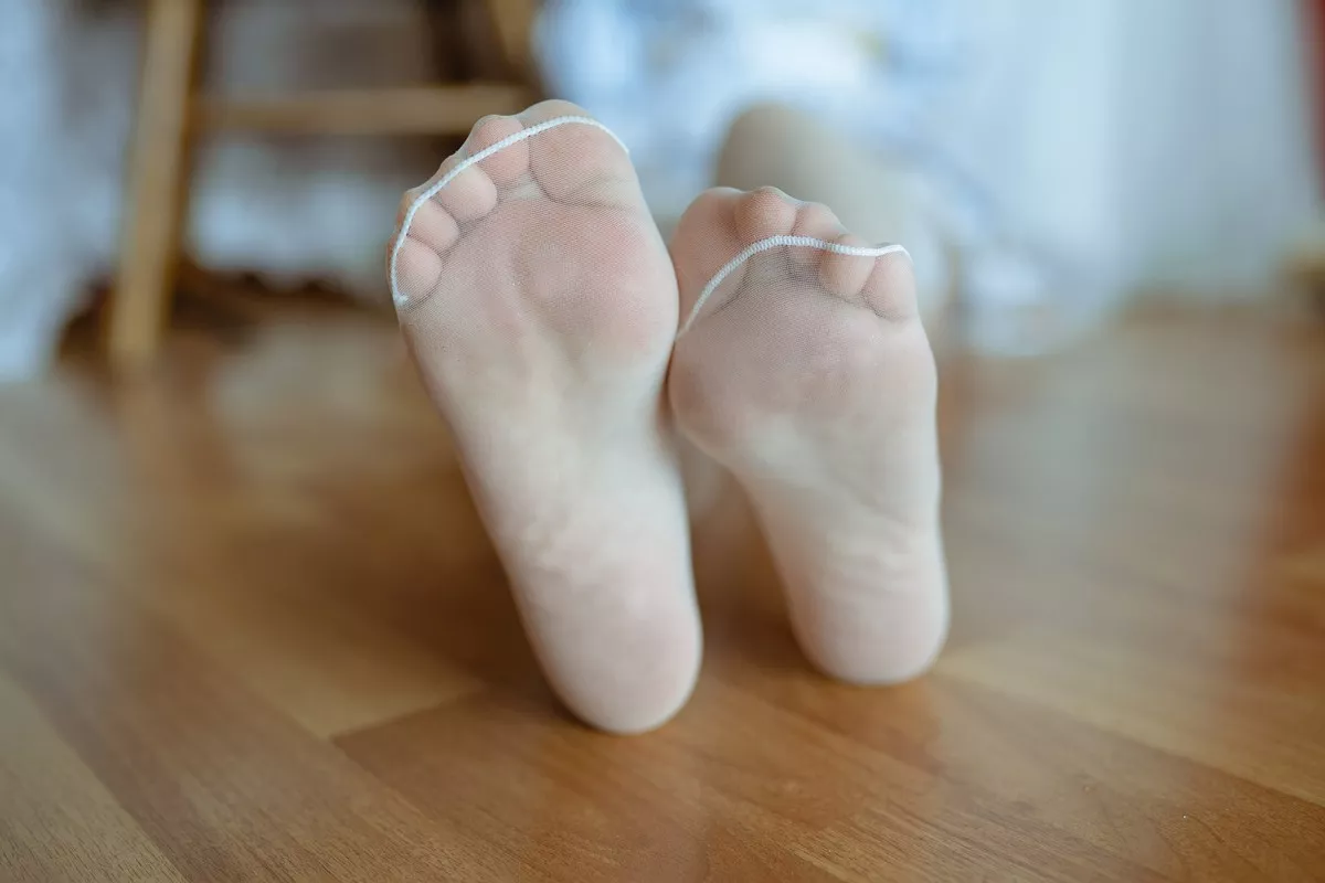 人气Coser不呆猫兔子女友主题私房白色薄纱露性感内衣配白色蕾丝袜诱惑写真55P
