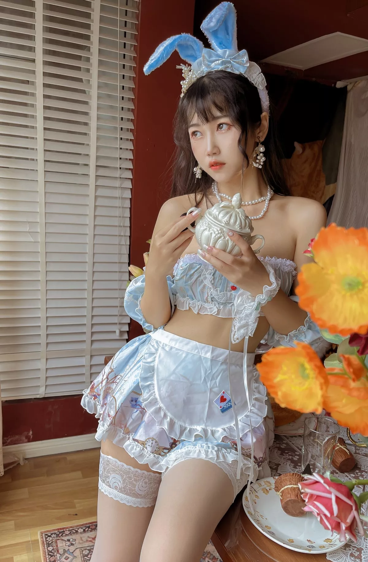 人气Coser不呆猫兔子女友主题私房白色薄纱露性感内衣配白色蕾丝袜诱惑写真55P