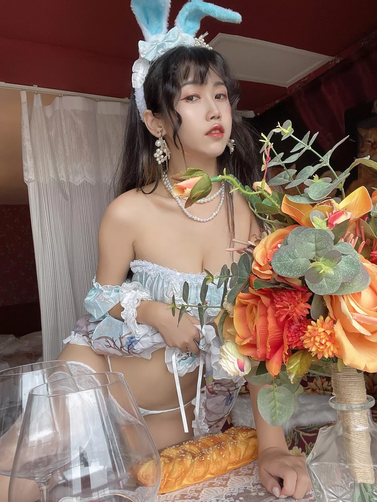 人气Coser不呆猫兔子女友主题私房白色薄纱露性感内衣配白色蕾丝袜诱惑写真55P