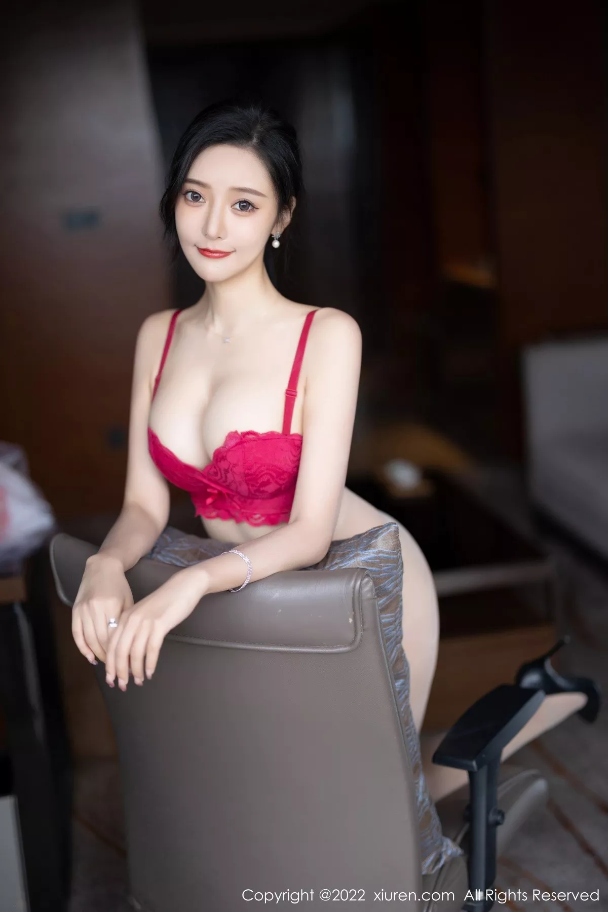 XiuRen第4963期_女神王馨瑶yanni白色连衣短裙露红色内衣配原色丝袜诱惑写真71P
