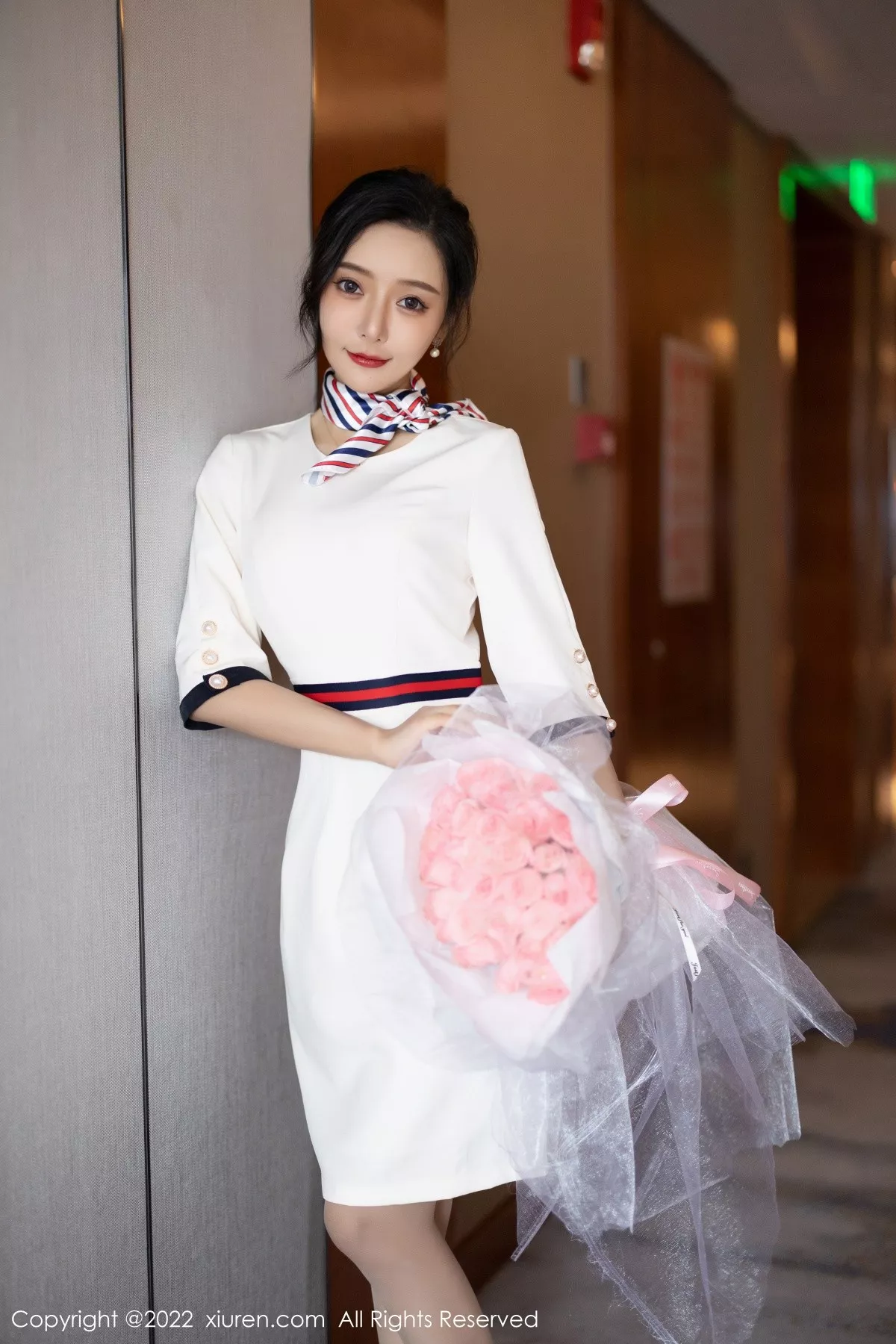 XiuRen第4963期_女神王馨瑶yanni白色连衣短裙露红色内衣配原色丝袜诱惑写真71P