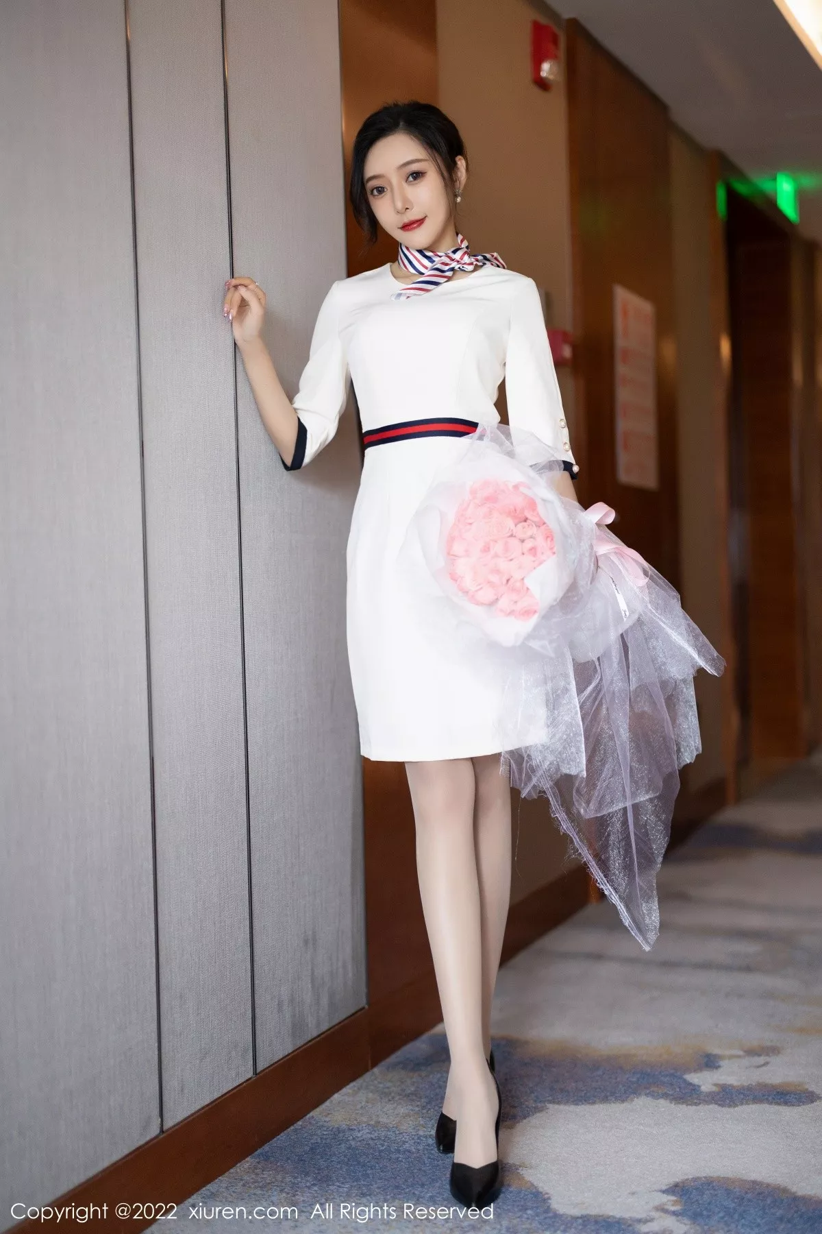 XiuRen第4963期_女神王馨瑶yanni白色连衣短裙露红色内衣配原色丝袜诱惑写真71P