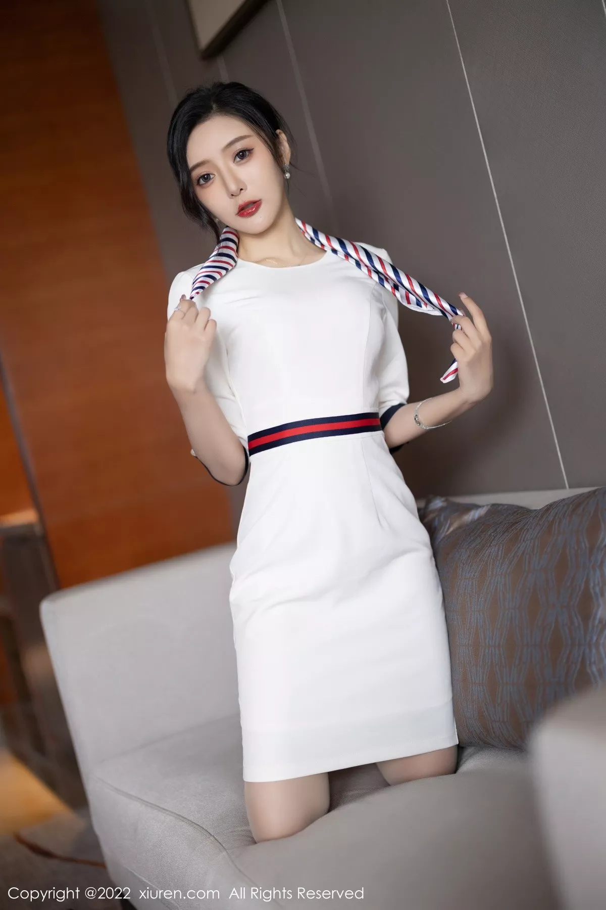 XiuRen第4963期_女神王馨瑶yanni白色连衣短裙露红色内衣配原色丝袜诱惑写真71P