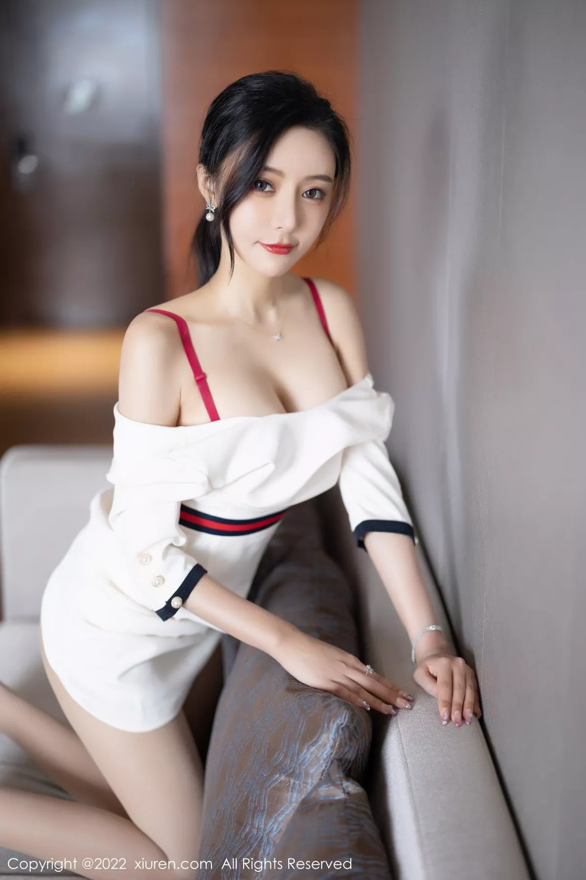 XiuRen第4963期_女神王馨瑶yanni白色连衣短裙露红色内衣配原色丝袜诱惑写真71P