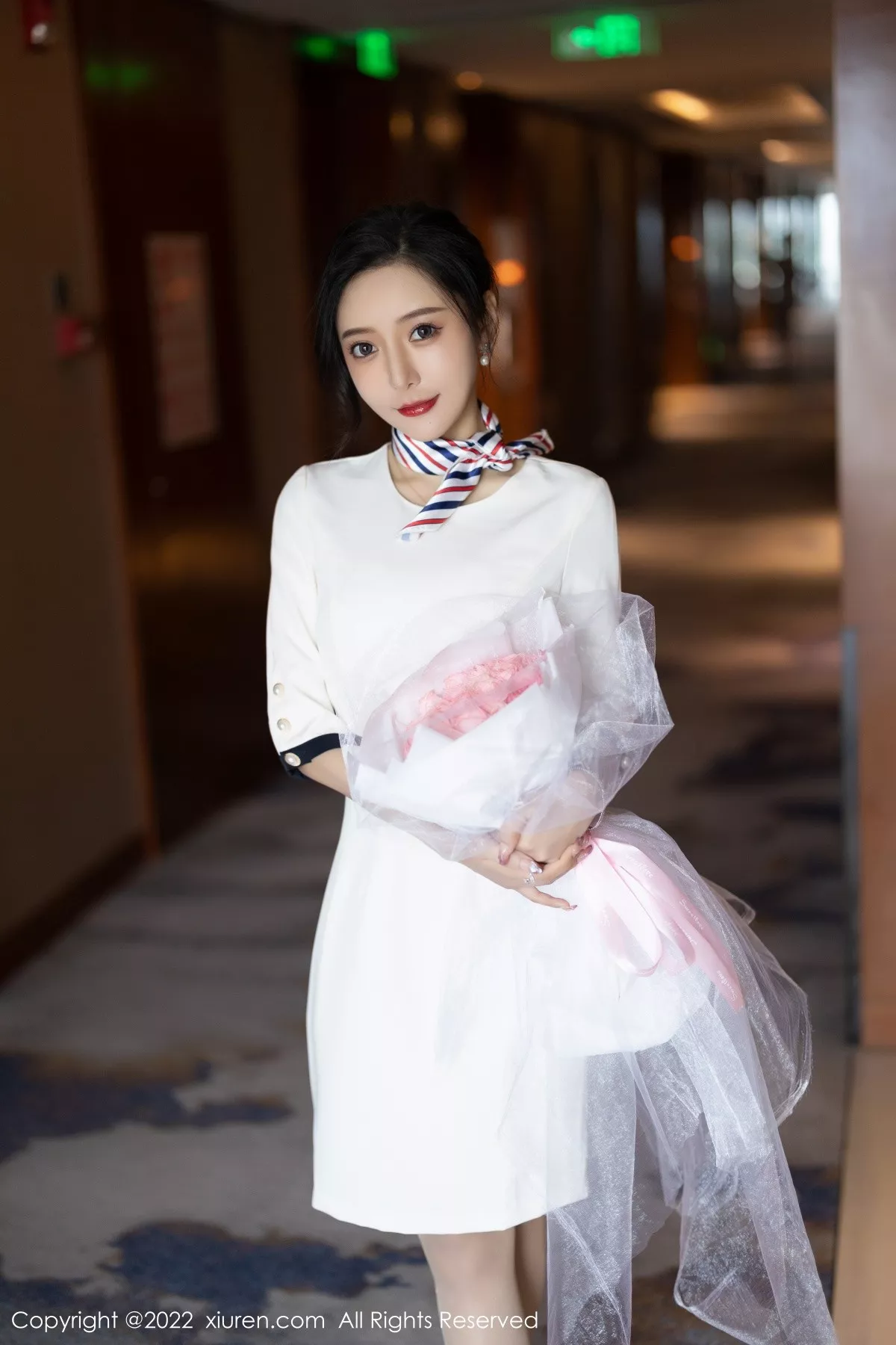 XiuRen第4963期_女神王馨瑶yanni白色连衣短裙露红色内衣配原色丝袜诱惑写真71P