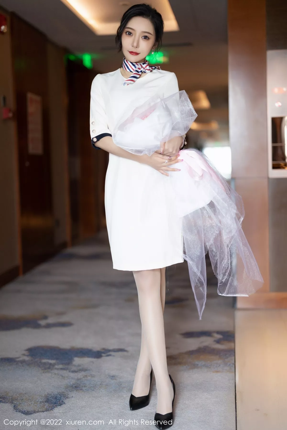 XiuRen第4963期_女神王馨瑶yanni白色连衣短裙露红色内衣配原色丝袜诱惑写真71P