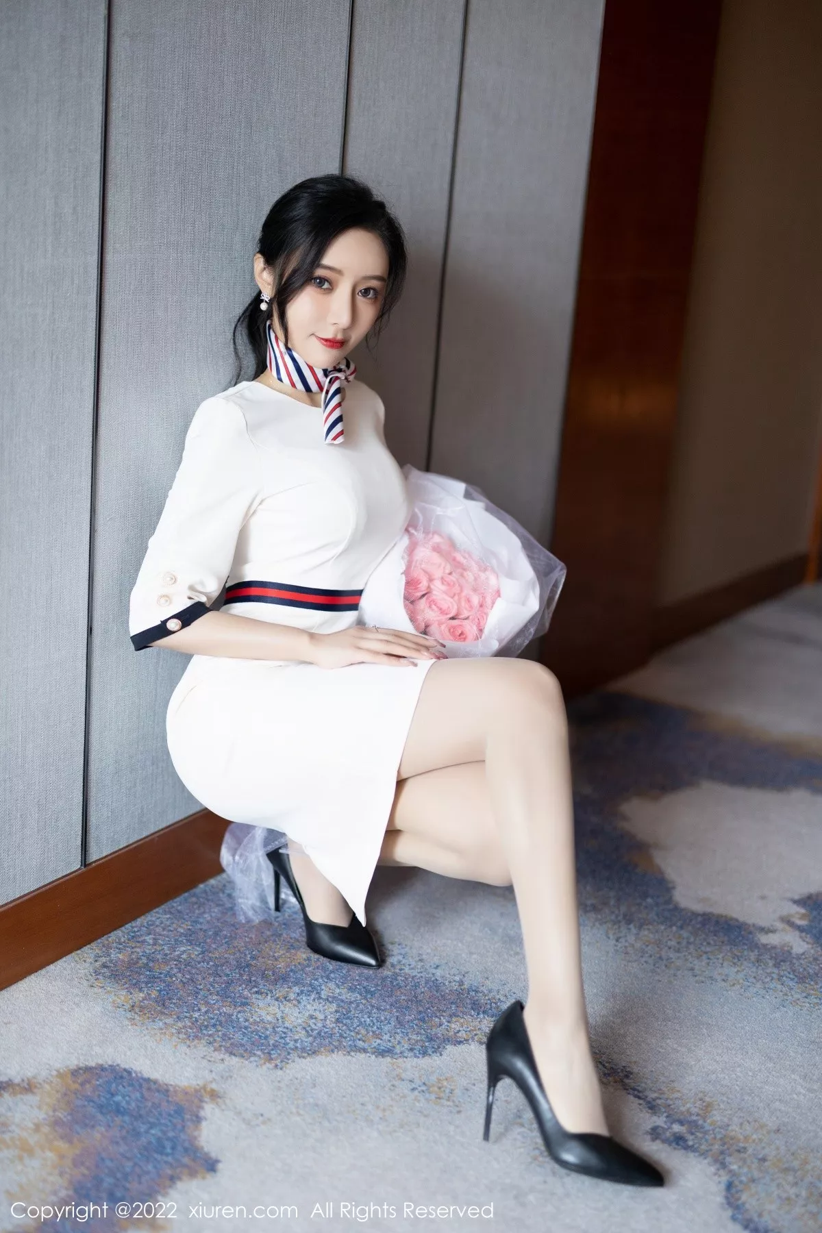 XiuRen第4963期_女神王馨瑶yanni白色连衣短裙露红色内衣配原色丝袜诱惑写真71P