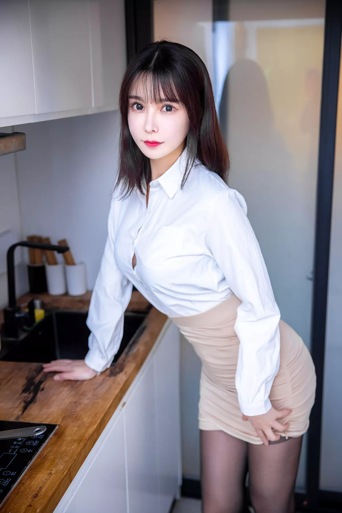动漫博主亚马逊鲶鱼下班后OL主题私房脱职场制服露性感内衣配超薄黑丝诱惑写真31P