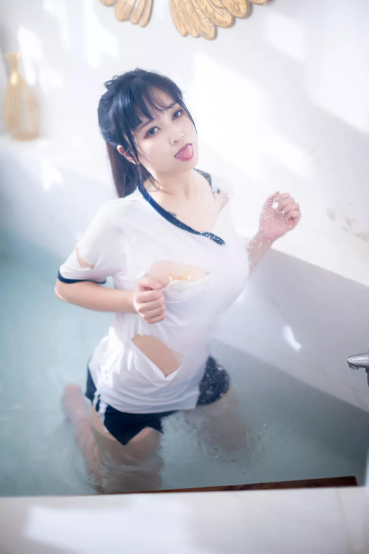 Coser美女奇行家狗崽浴场的体操服主题私房浴室紧身运动服秀丰满身材诱惑写真48P