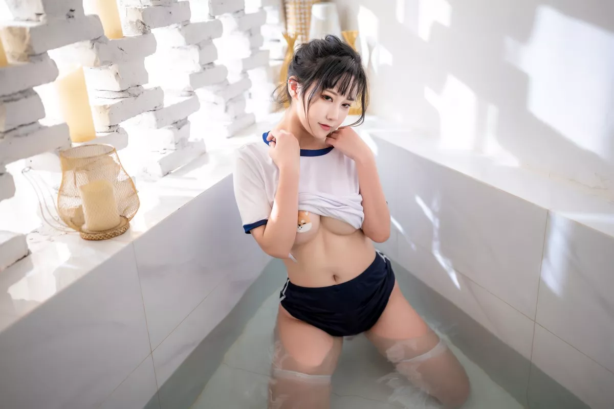 Coser美女奇行家狗崽浴场的体操服主题私房浴室紧身运动服秀丰满身材诱惑写真48P