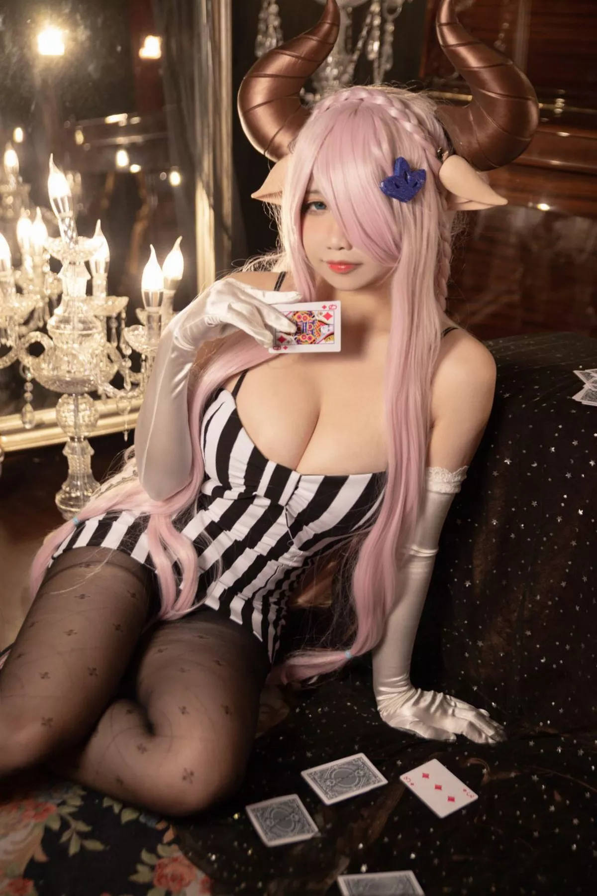 Coser美女贞子蜜桃娜露梅亚礼服主题性感低胸吊带裙配黑丝裤袜丰满诱惑写真30P