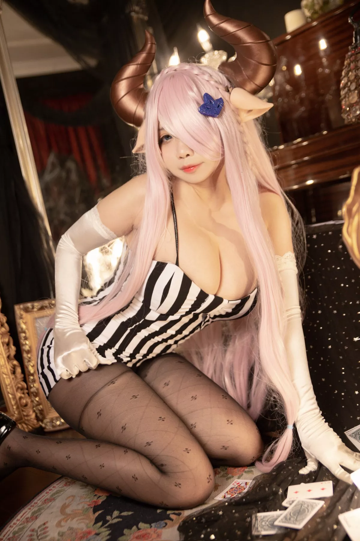 Coser美女贞子蜜桃娜露梅亚礼服主题性感低胸吊带裙配黑丝裤袜丰满诱惑写真30P