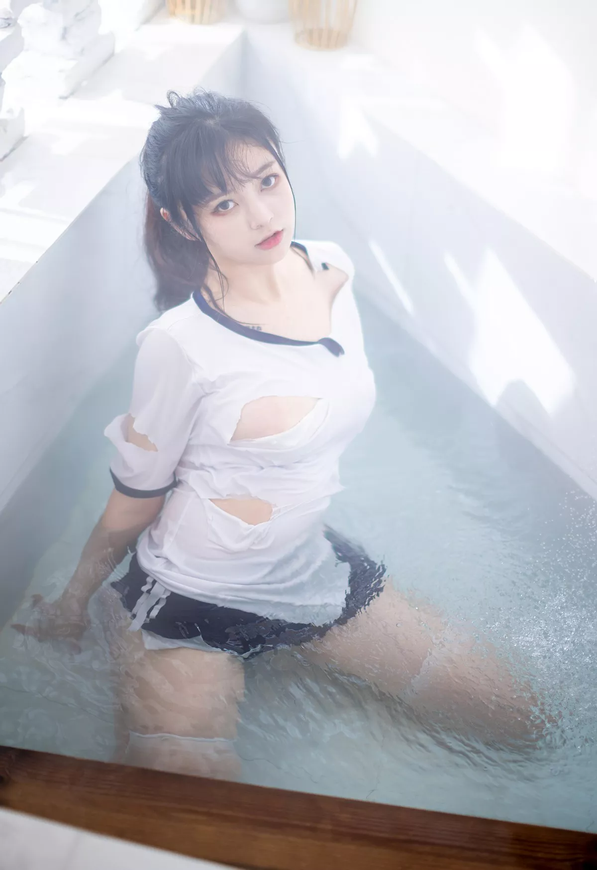 Coser美女奇行家狗崽浴场的体操服主题私房浴室紧身运动服秀丰满身材诱惑写真48P